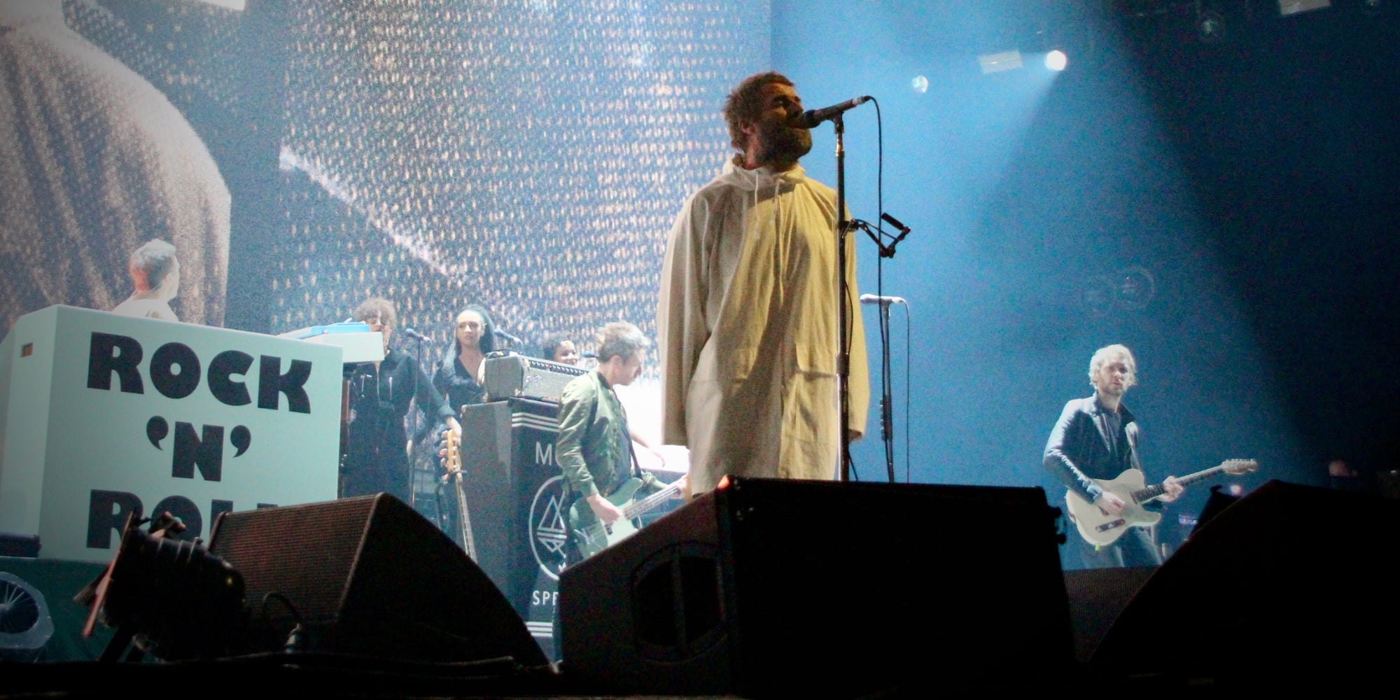 Liam Gallagher et son poncho sur la scène du Zénith de Paris, le 24 février 2020