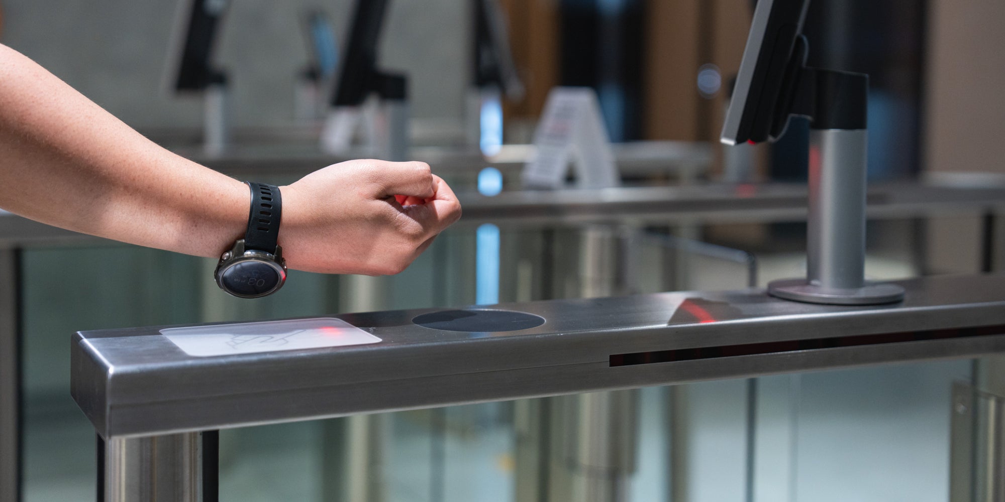 Grâce à Google Wallet, vous aurez accès rapidement et simplement à vos billets de trains, cartes d'embarquement et autres précieux sésames, directement sur votre montre connectée Wear OS.