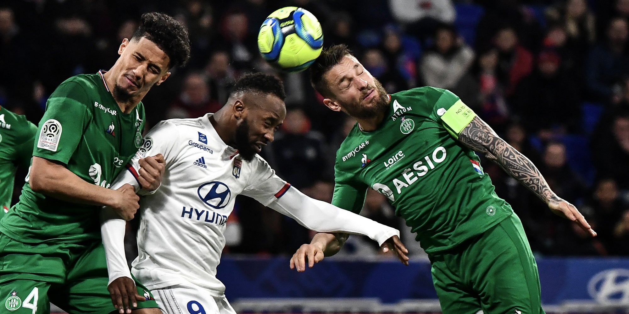Dembelé, Saliba et Debuchy à la lutte lors de Lyon-Saint-Étienne, le 1er mars 2020 au Groupama Stadium, à Décines-Charpieu