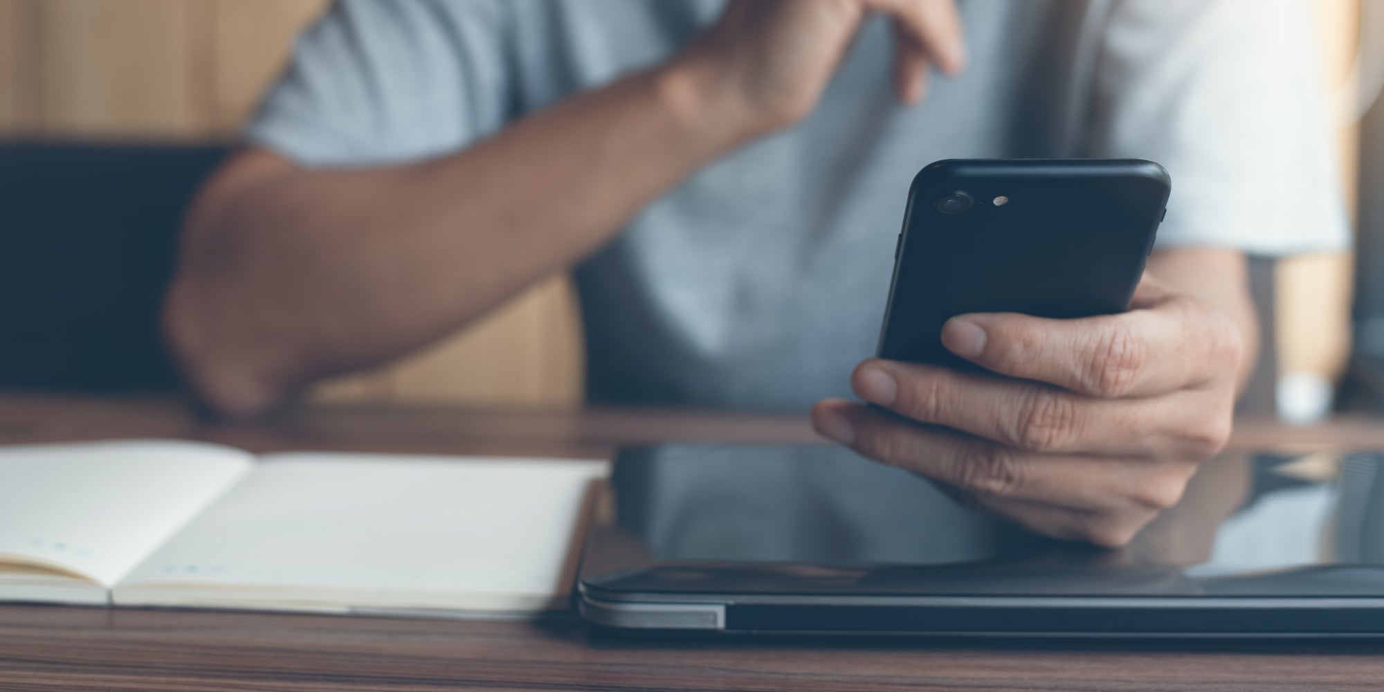 Non, vous ne pouvez pas (ou plutôt plus) présenter une attestation de sortie sous format numérique sur votre smartphone.