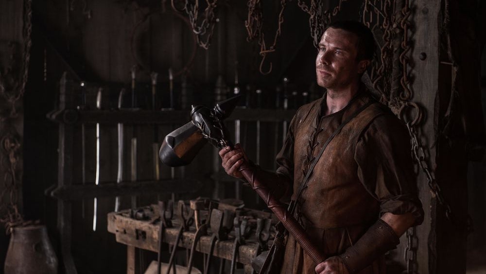 Gendry Baratheon, fils bâtard du roi Robert, est l'un des héritiers légitimes au trône de fer.