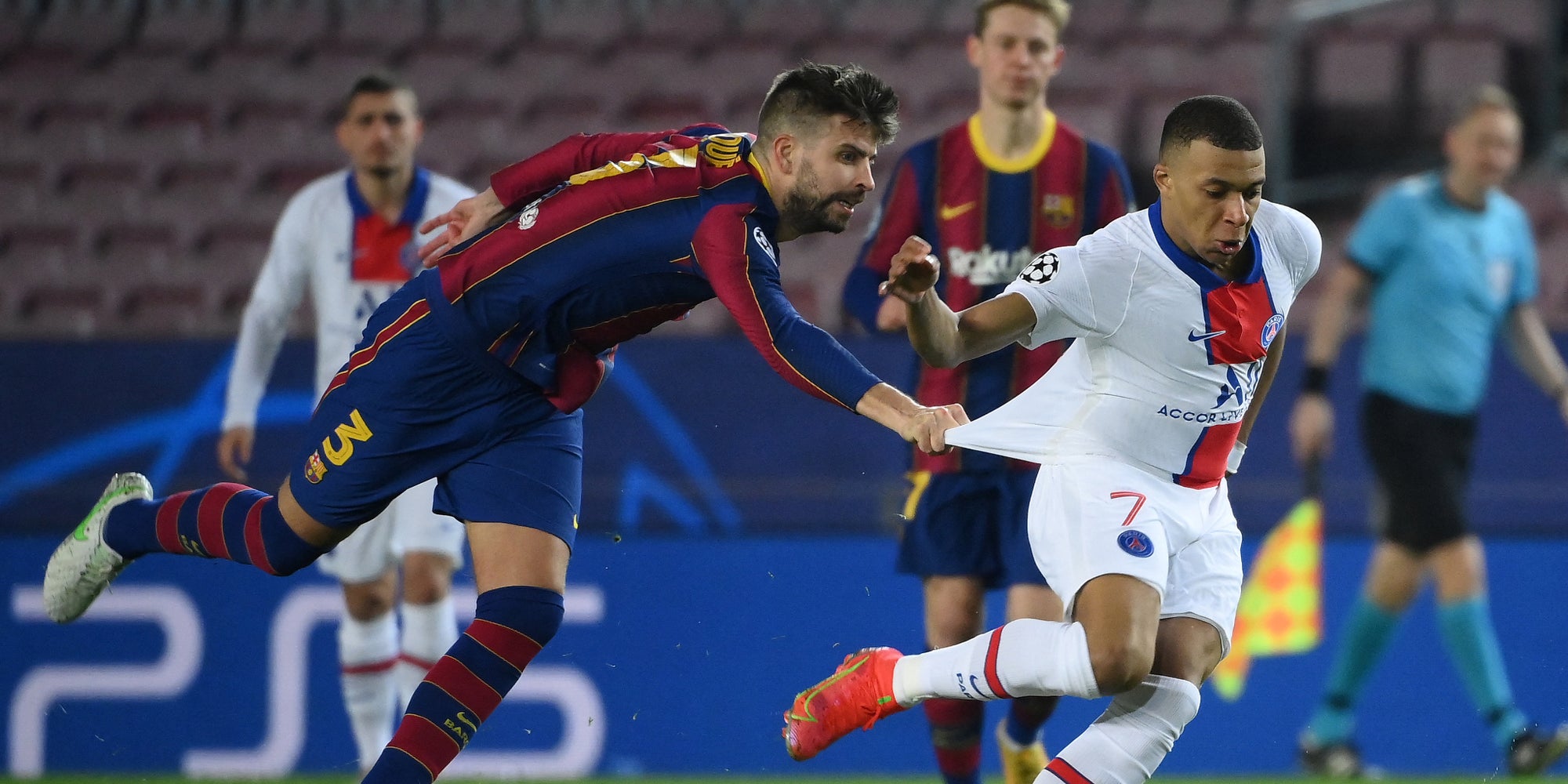 Piqué essayant de contenir Mbappé lors du match aller entre le FC Barcelone et le PSG, le 16 février 2021 au Camp Nou, Barcelone
