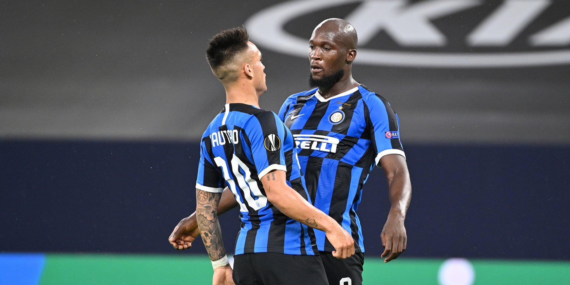 Lukaku et Lauturo célèbrent le but de la victoire de l'Inter Milan contre Getafe en Ligue Europa, le 5 août 2020 à Gelsenkirchen, Allemagne.