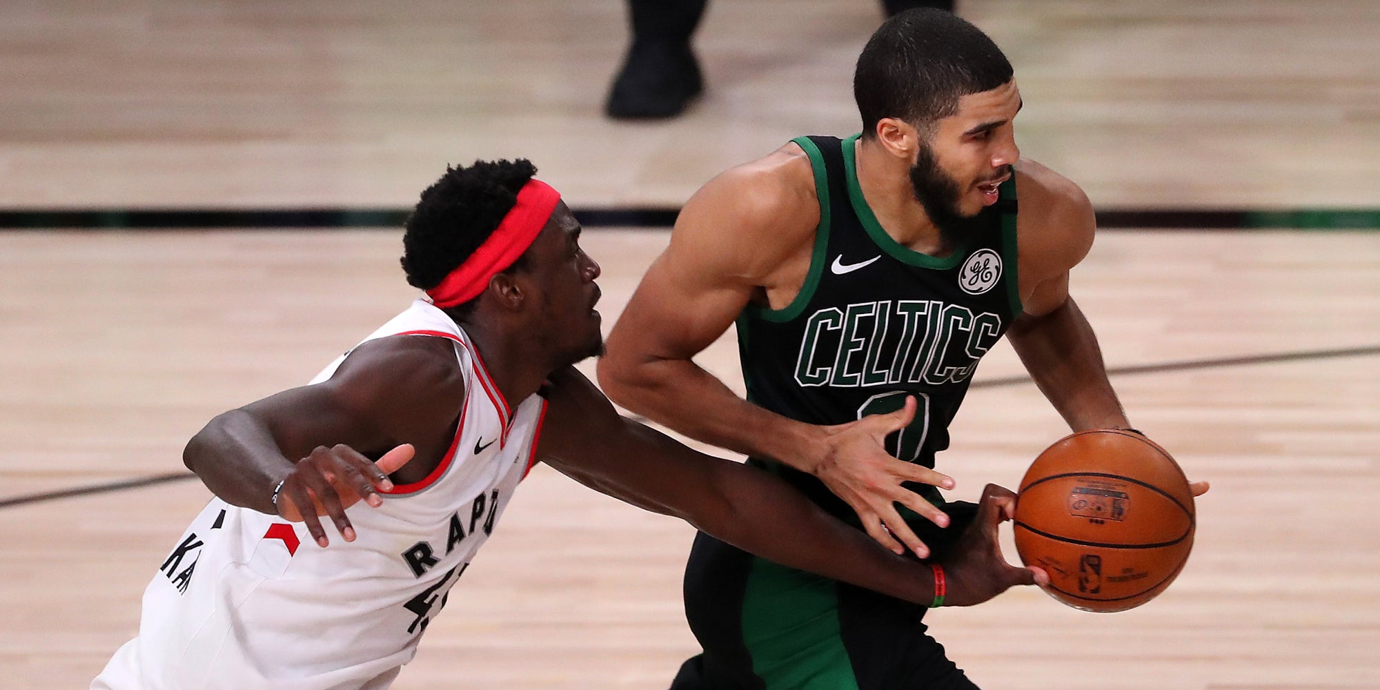 Jayson Tatum des Boston Celtics face à Pascal Siakam des Toronto Raptors dans le Match 7 en demi-finale de Conférence Est, vendredi 11 septembre 2020.