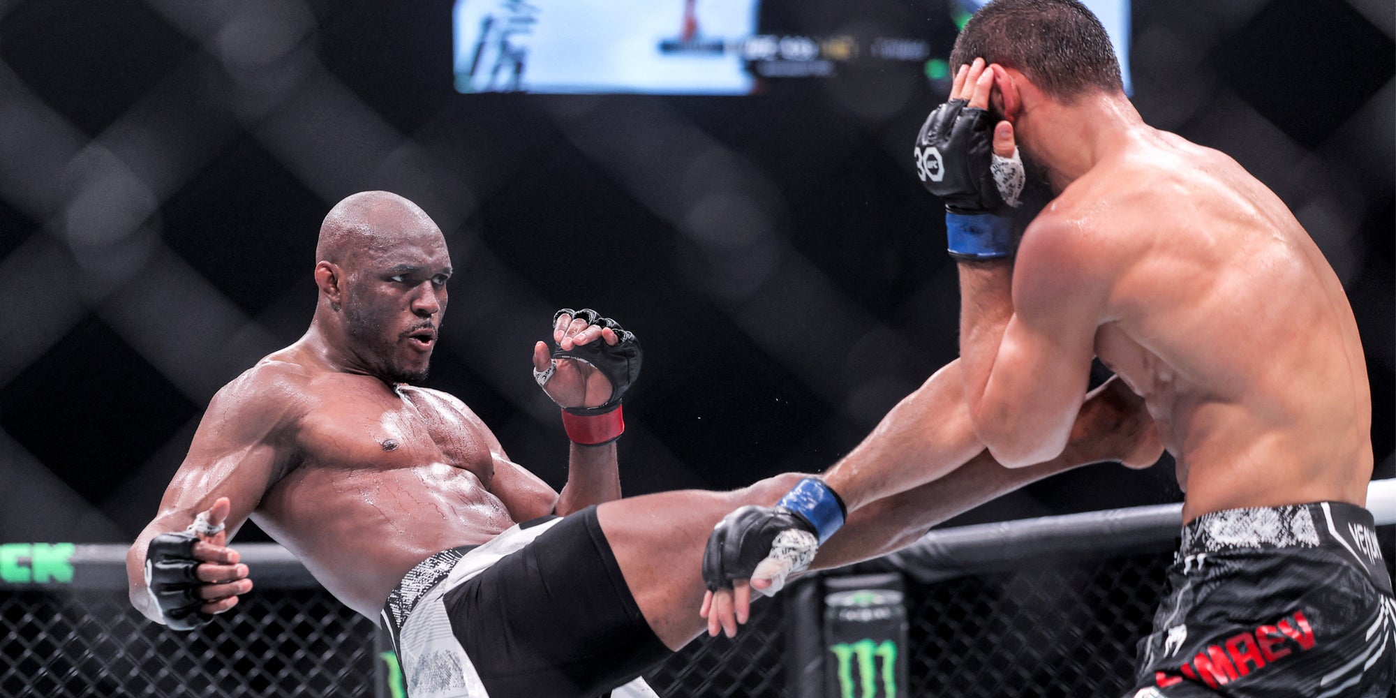 Kamaru Usman (short blanc) lors de son combat contre Khamzat Chimaev, le 21 octobre 2023 à l'Etihad Arena d'Abou Dhabi (Émirats arabes unis).