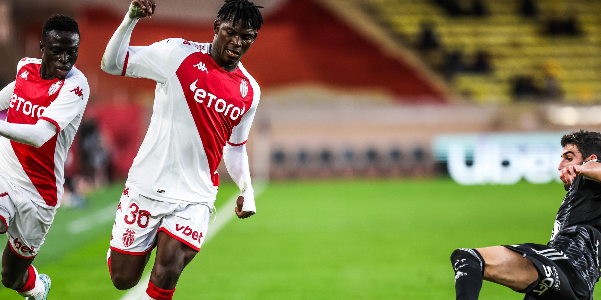 Krepin Diatta et Breel Embolo face à Pierre Lees-Melou lors du match de Ligue 1 Monaco - Brest,  au Stade Louis II de Monaco, le 1er janvier 2023.
