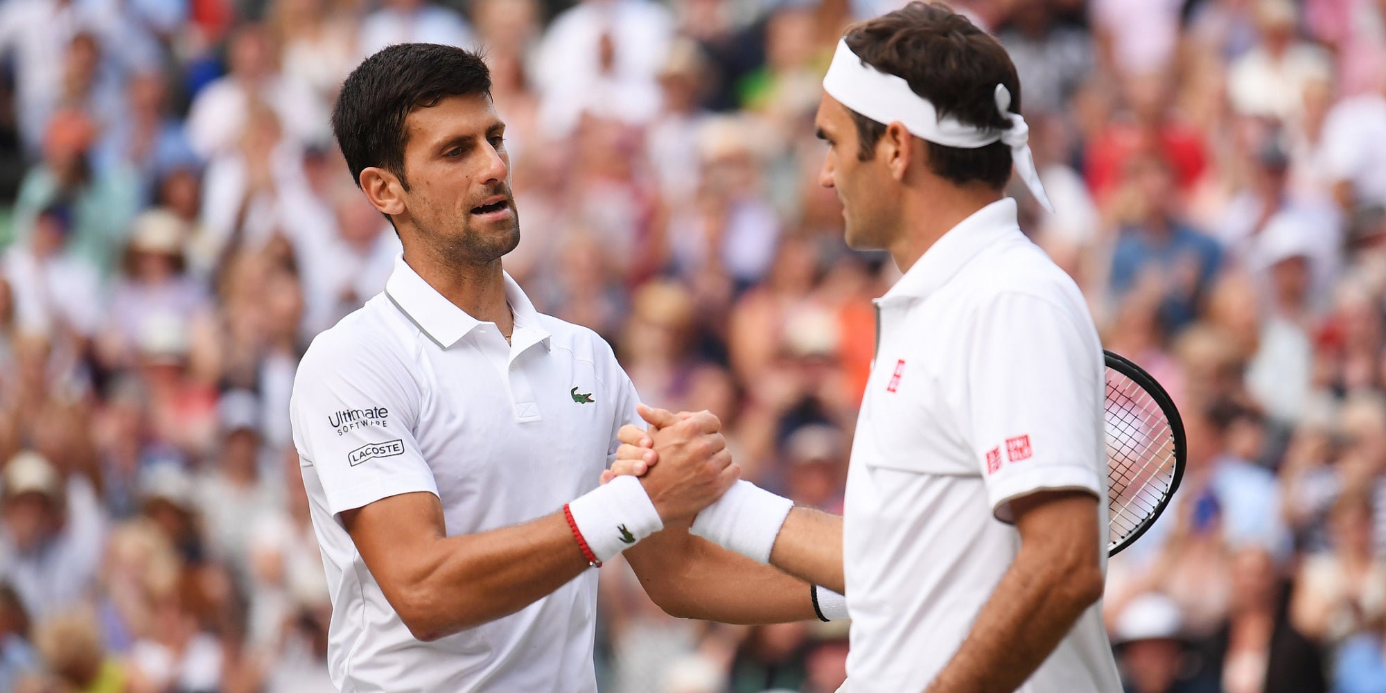 Novak Djokovic et Roger Federer à l'issue de la finale de Wimbledon, à Londres, le 14 juillet 2019.