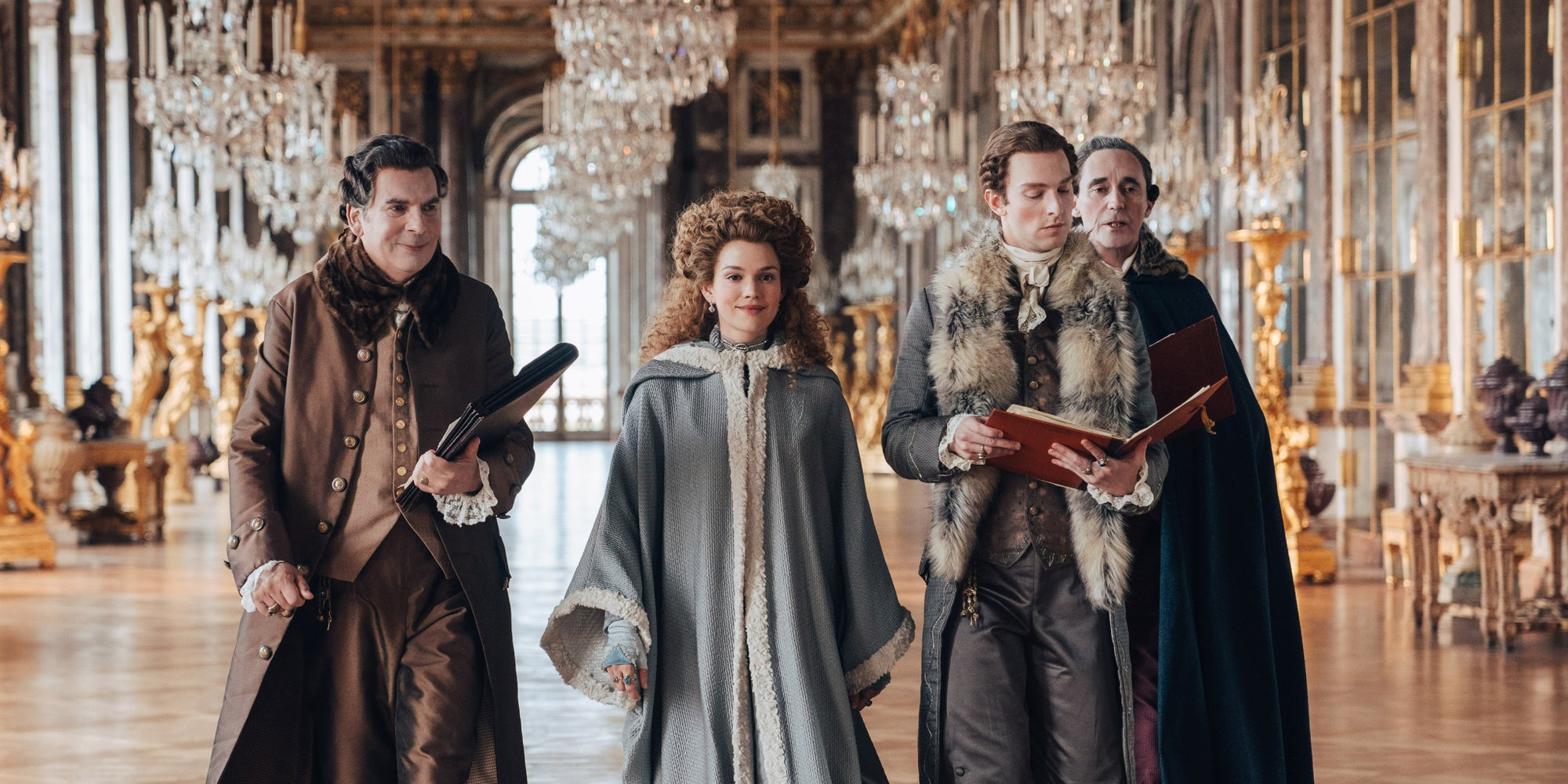Patrick Albenque (Breteuil), Emilia Schüle (Marie-Antoinette), Louis Cunningham (Louis XVI), Guy Henry (Vergennes) dans ''Marie-Antoinette : l’affaire du collier'', à voir sur Canal+.