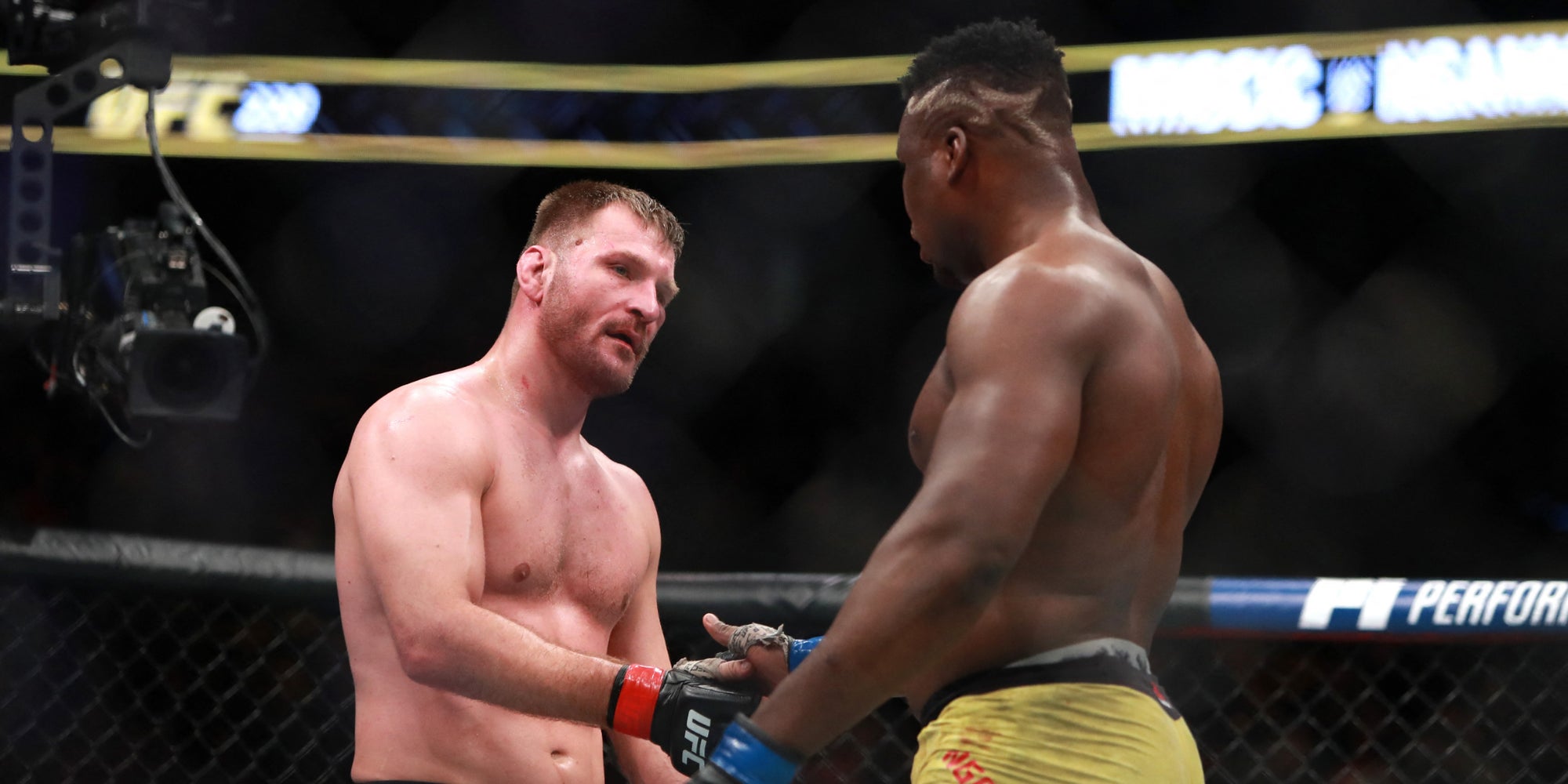 Miocic contre Ngannou lors du premier combat les opposant, le 20 janvier 2018 à Boston, États-Unis
