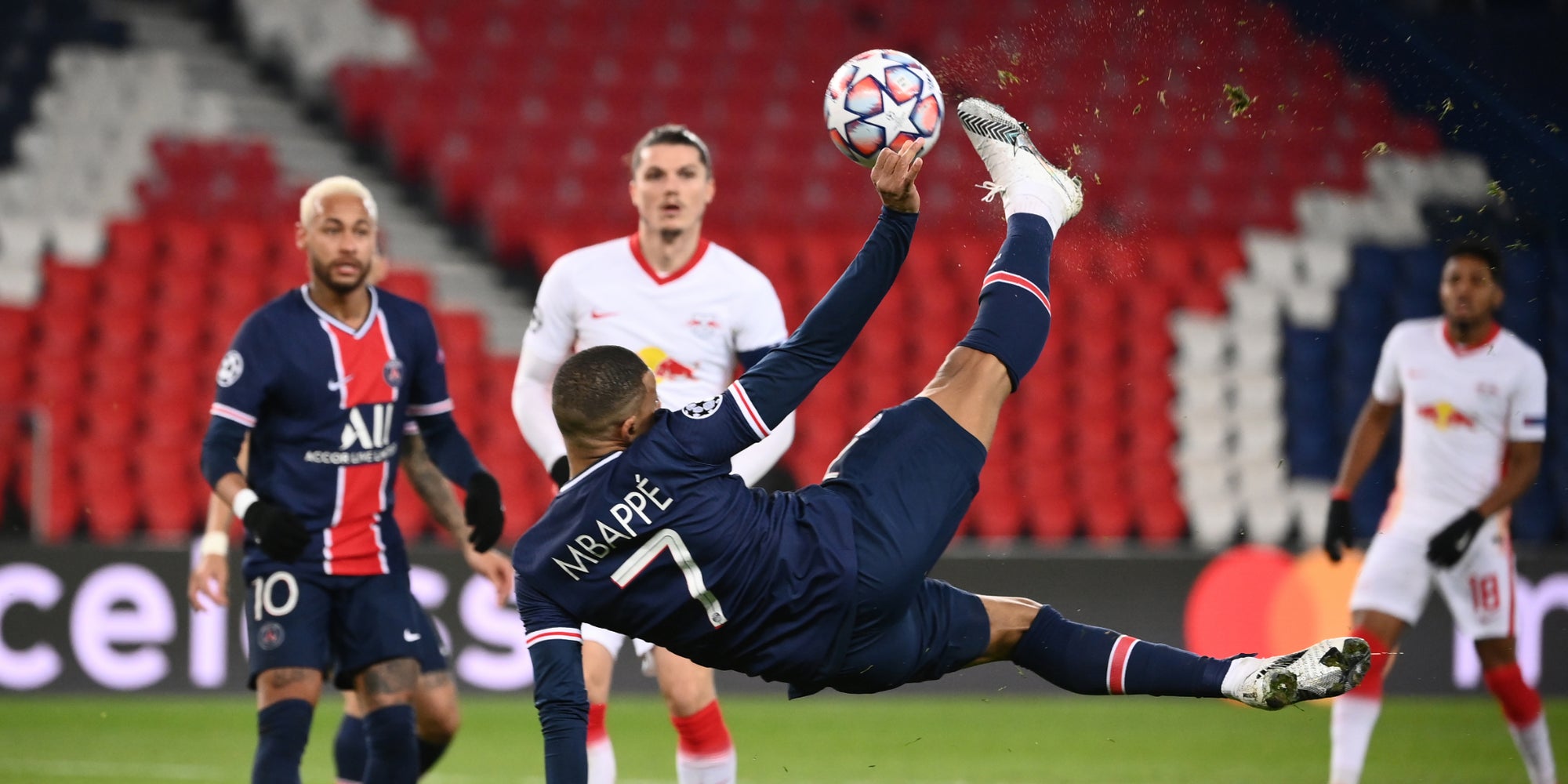 Mbappé et Neymar du PSG en action contre le RB Leipzig en Ligue des Champions, le 25 novembre 2020 au Parc des Princes, Paris.