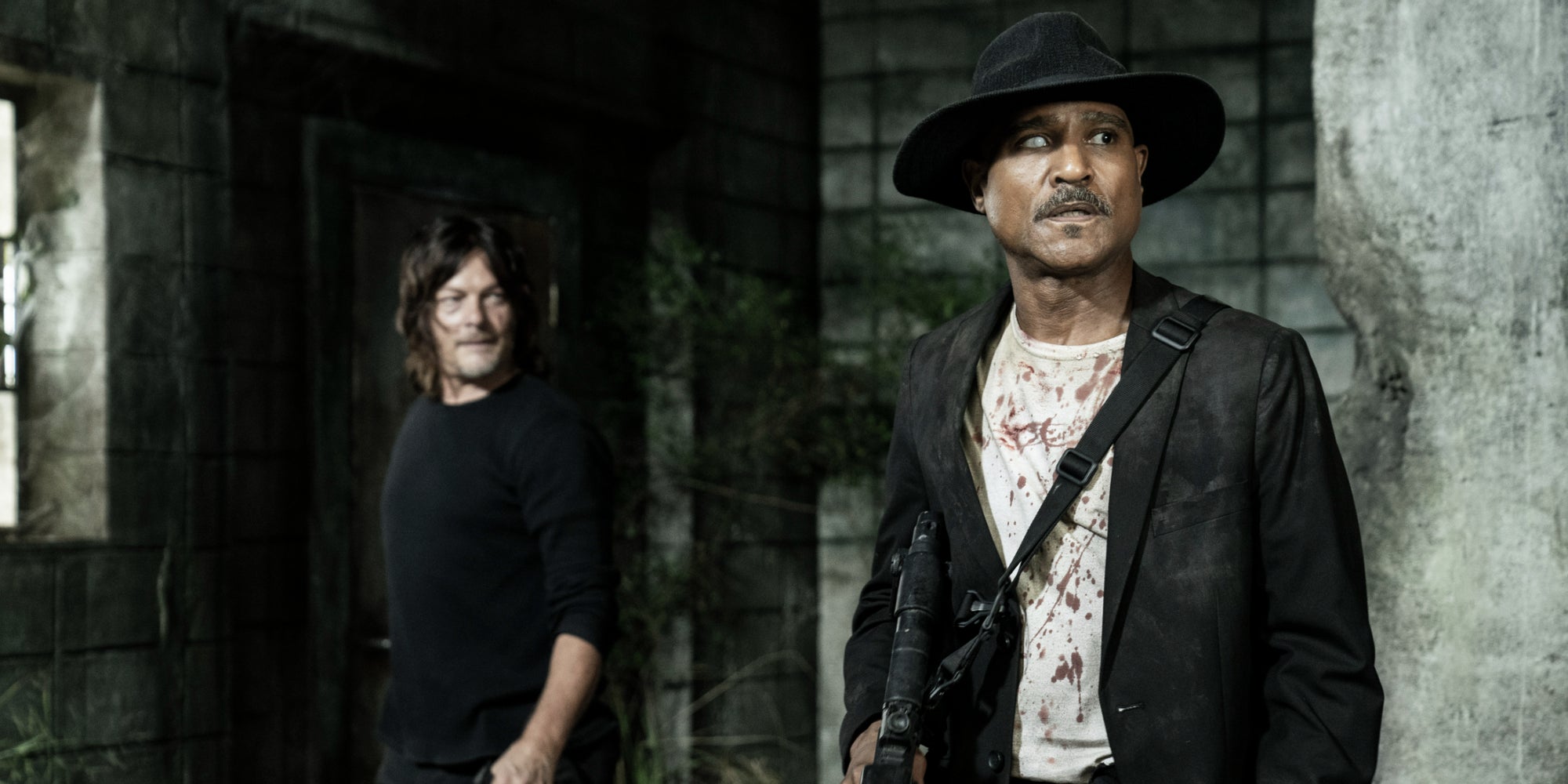 Daryl (Norman Reedus) et le père Gabriel (Seth Gilliam) dans la saison 11 de The Walking Dead sur OCS