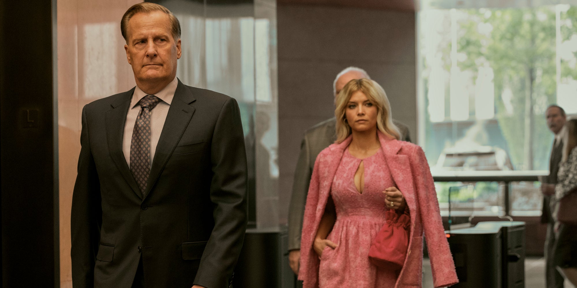 Jeff Daniels dans le rôle de Charlie Croker et Sarah Jones dans celui de Serena Croker, dans l'épisode 1 de la saison 1 de la série "Un homme un vrai". 