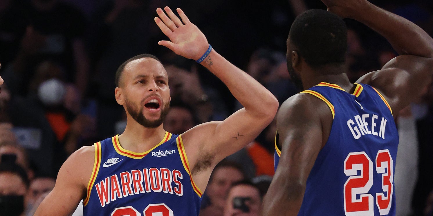 Stephen Curry célèbre son record de paniers à 3 points lors du match des Warriors contre les Knicks, au Madison Square Garden, le 14 décembre 2021.