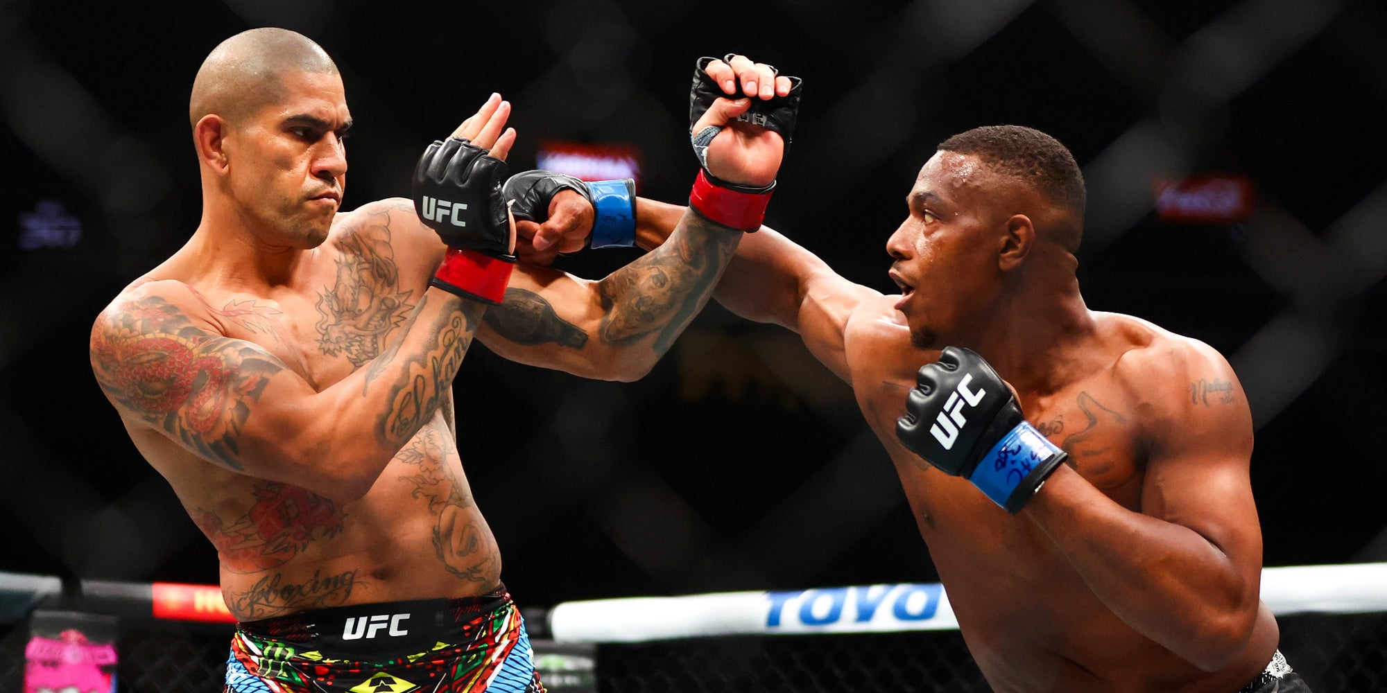 Alex Pereira (gants rouges) lors de son combat contre Jamahal Hill, le 13 avril 2024 à la T-Mobile Arena de Las Vegas.