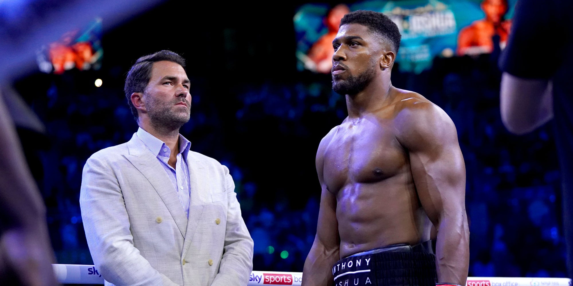 Anthony Joshua et son promoteur Eddie Hearn avant le second combat face à Oleksandr Usyk, à Djeddah en Arabie Saoudite, le 20 août 2022.