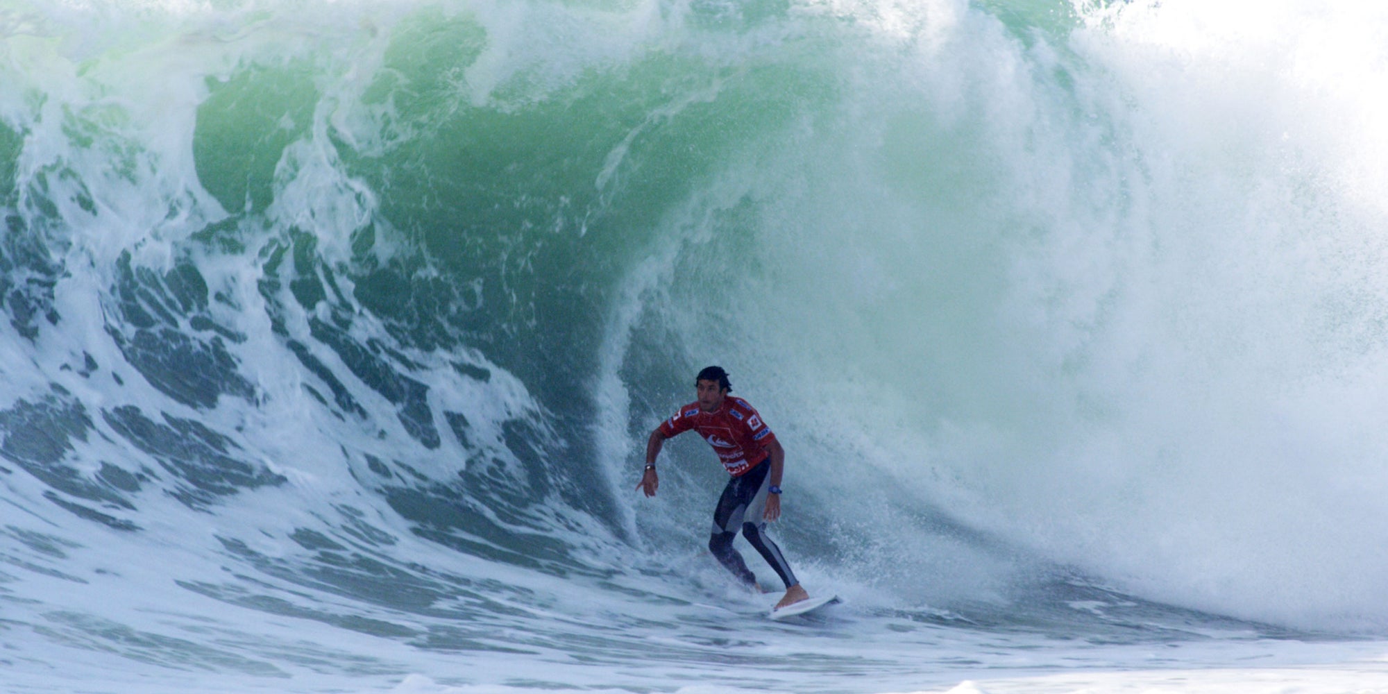 Jérémy Florès sur sa planche dans le documentaire ''Dos au mur'', à voir sur Canal+ Docs.
