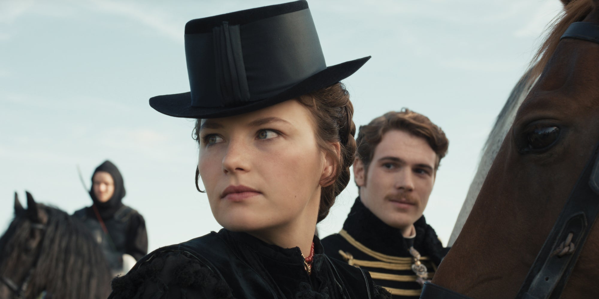 Retrouvez Devrim Lingnau et Philip Froissant dans les rôles de l'Impératrice Élisabeth et de l'Empereur Franz dans la saison 2 de "L'Impératrice" sur Netflix ! 
