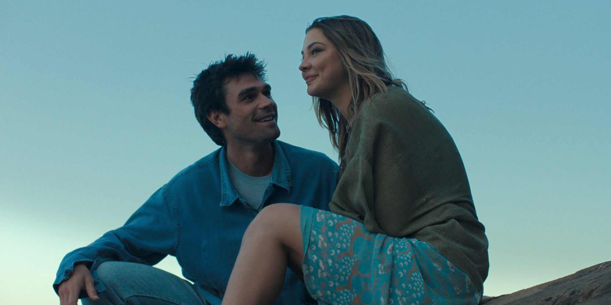 Embarquez aux côtés de Heather (Madelyn Cline) et Jack (K.J. Apa) pour vivre une histoire d'amour épique dans "La Carte qui mène jusqu'à toi" sur Prime Video. 