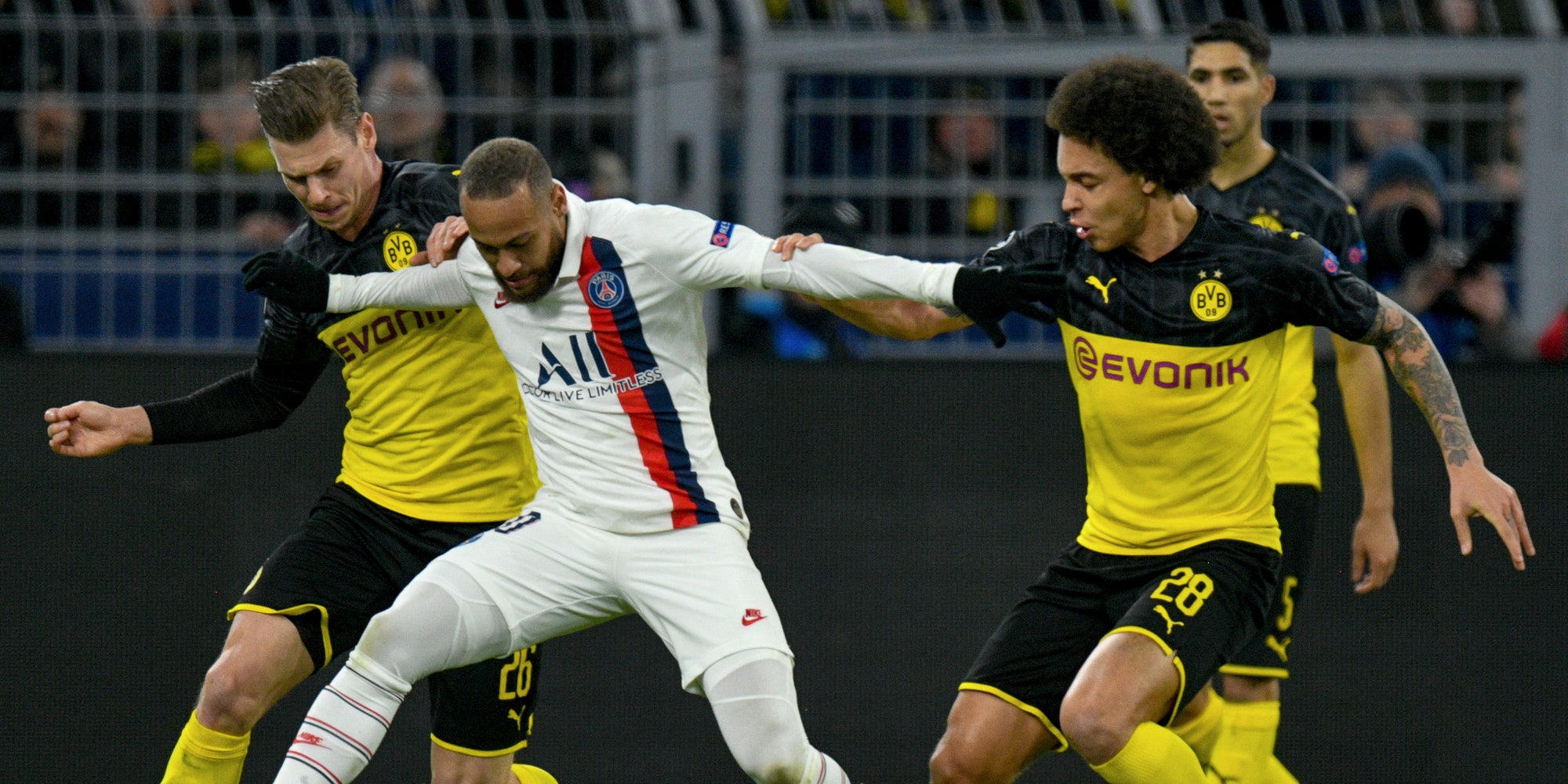 Neymar aux prises avec les joueurs du Borussia Dortmund lors du match aller, le 19 février 2020