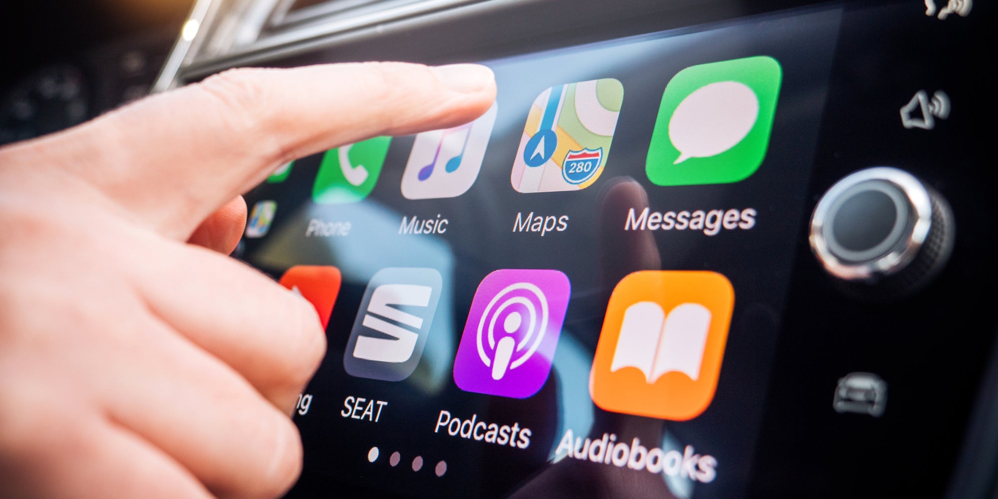 Naviguez en toute simplicité, comme sur votre iPhone, depuis le tableau de bord de votre voiture avec CarPlay.