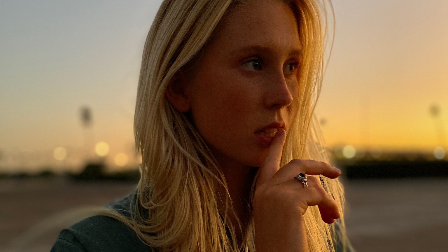 La photo de cette personne qui semble se demander où est sa voiture a été réalisée avec un iPhone 11 Pro.