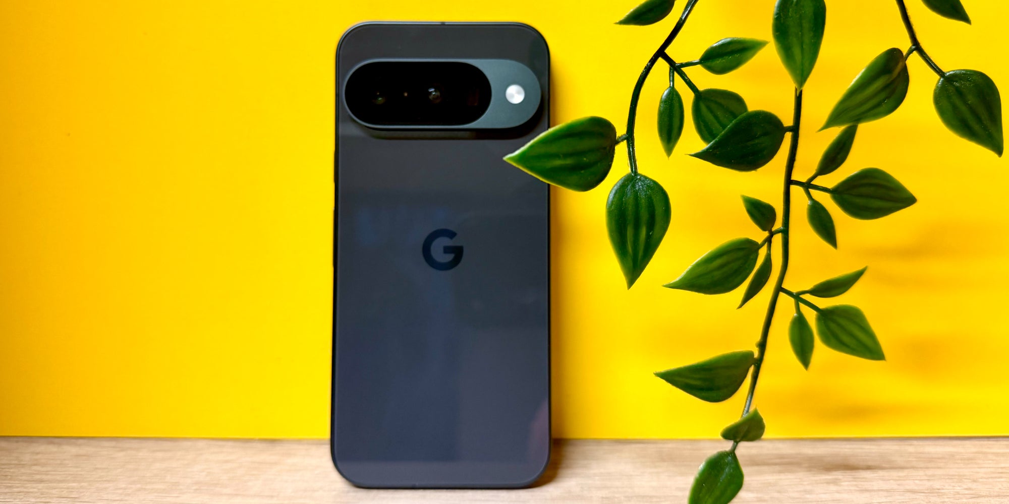 Le Google Pixel 10, sobre et toujours aussi élégant dans son classique coloris noir.