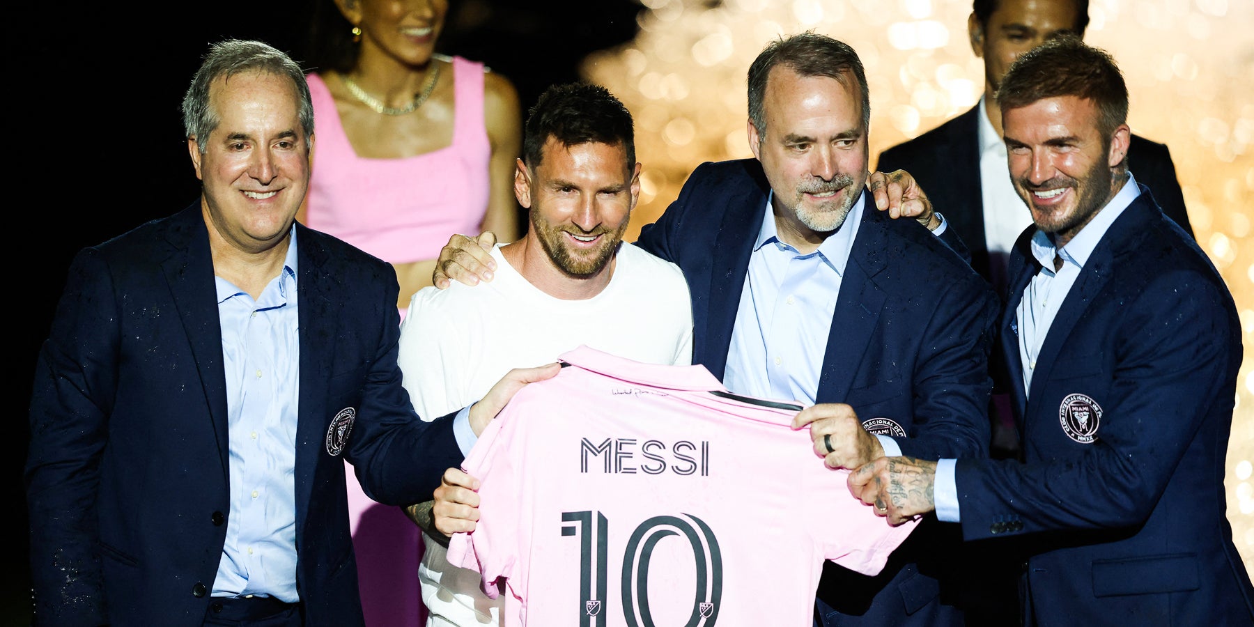 Lionel Messi lors de sa présentation aux supporters de l'Inter Miami, aux côtés de David Beckham, Jorge Mas et José R Mas, propriétaires de la franchise, le 16 juillet 2023 au DRV PNK Stadium de Fort Lauderdale (Floride).