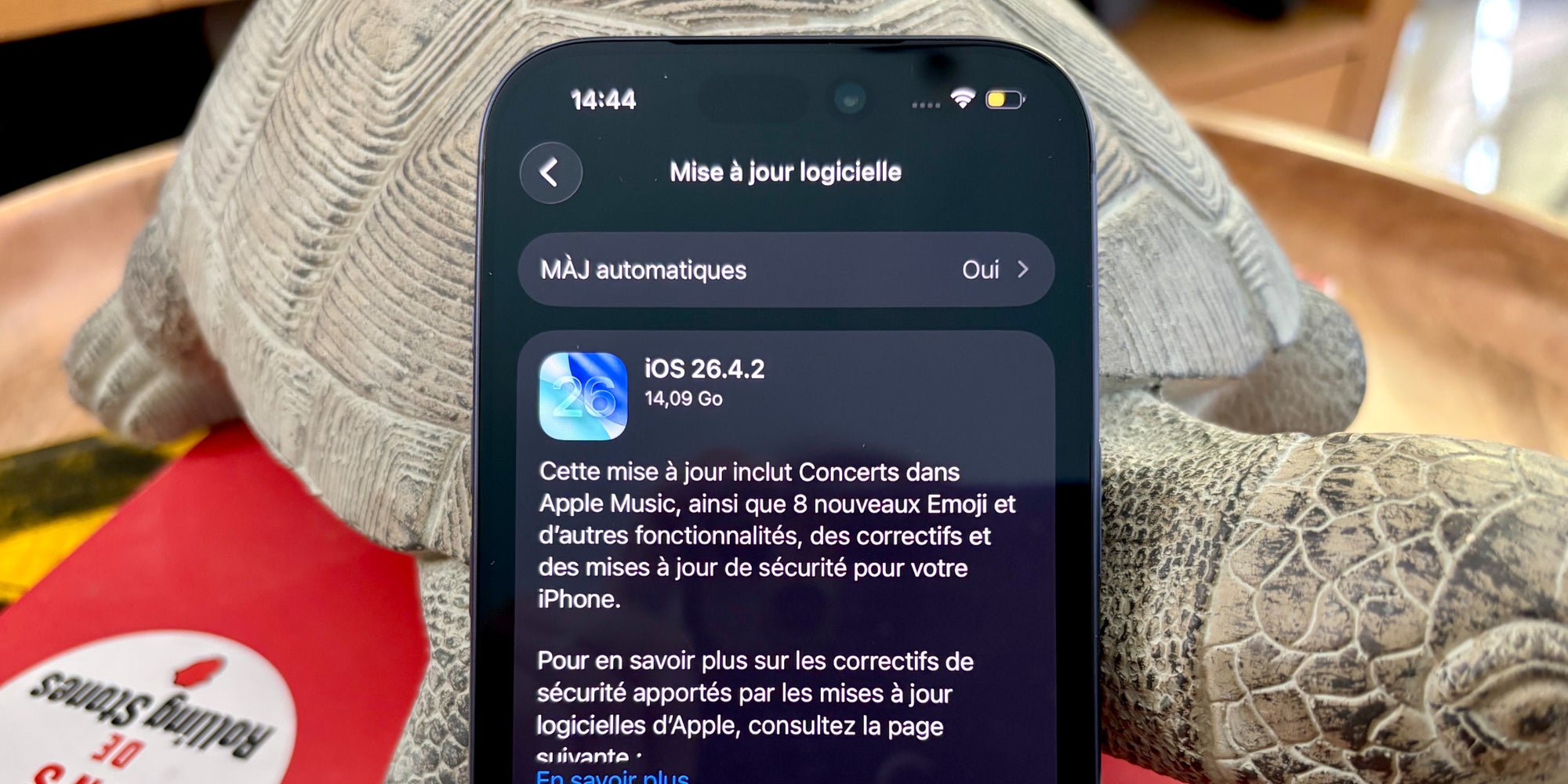 La mise à jour iOS 26.4.2 est disponible sur les iPhone compatibles.
