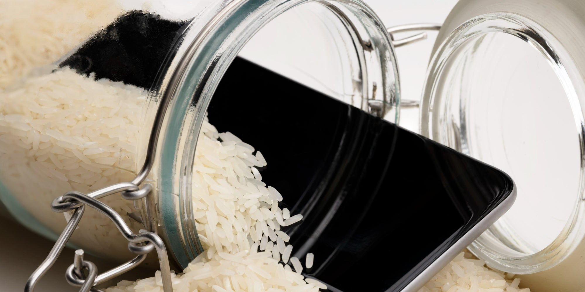 Voici pourquoi il ne faut pas mettre son iPhone trempé dans un bol de riz.