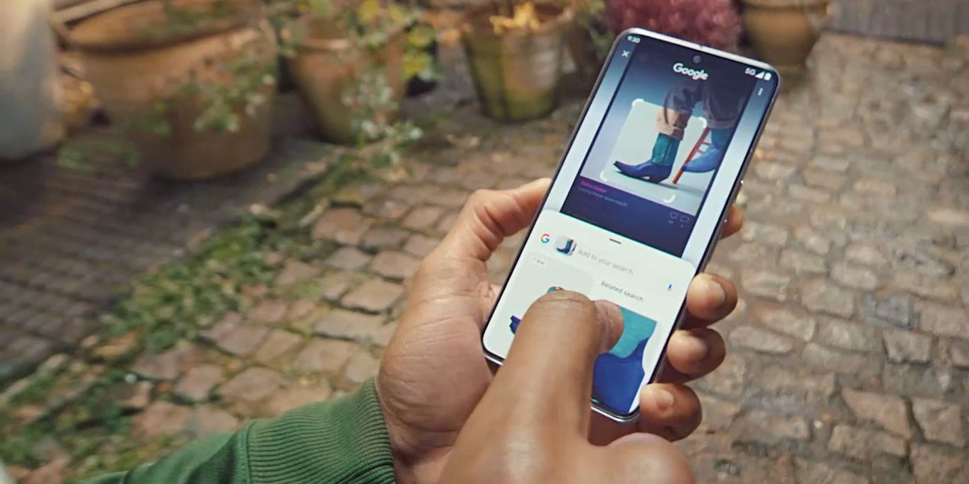 Gemini, l'assistant IA de Google, propose plusieurs fonctionnalités immersives via son smartphone, comme faire son shopping depuis une image.