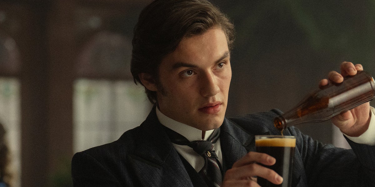 Louis Partridge dans ''House of Guinness''.