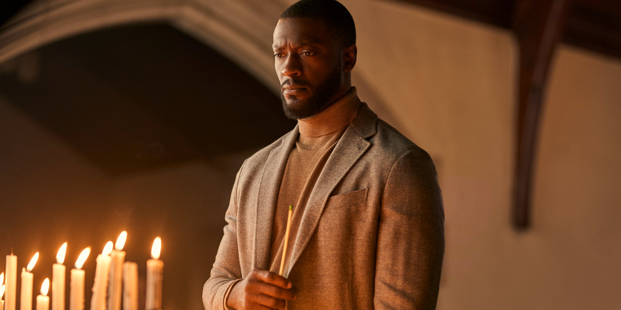 Aldis Hodge incarnant le détective Alex Cross, à découvrir dans la nouvelle série ''Cross'' sur Prime Video.