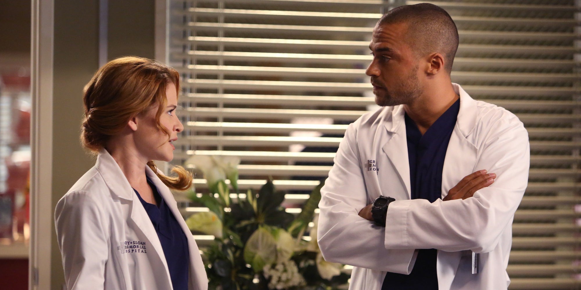 Sarah Drew (April Kepner) et Jesse Williams (Jackson Avery) dans la saison 10 de "Grey's Anatomy".