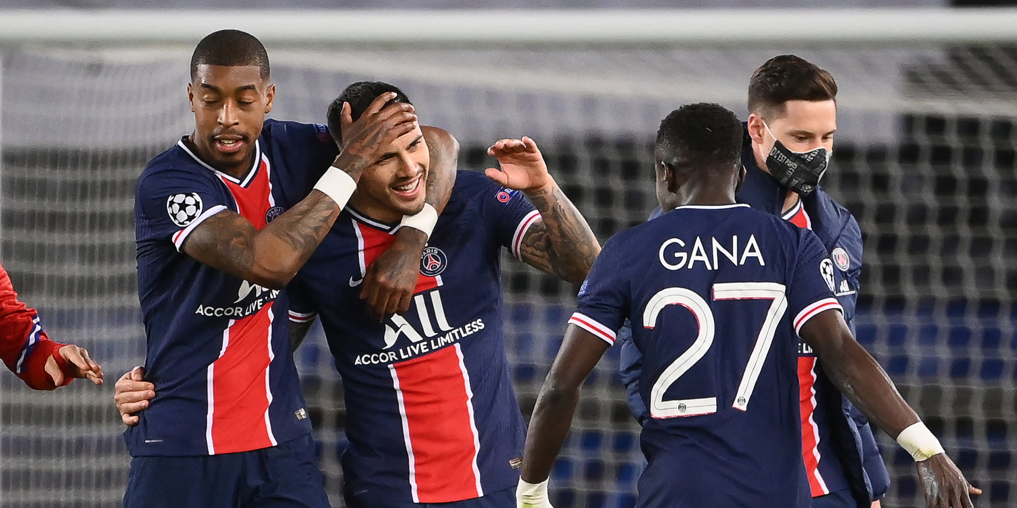 Les joueurs du PSG fêtent la qualification face au Bayern Munich, le 13 avril 2021 au Parc des Princes, Paris