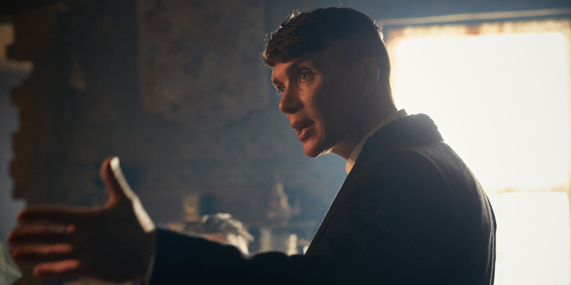 Thomas Shelby, le chef des Peaky Blinders, incarné par Cillian Murphy dans la série culte