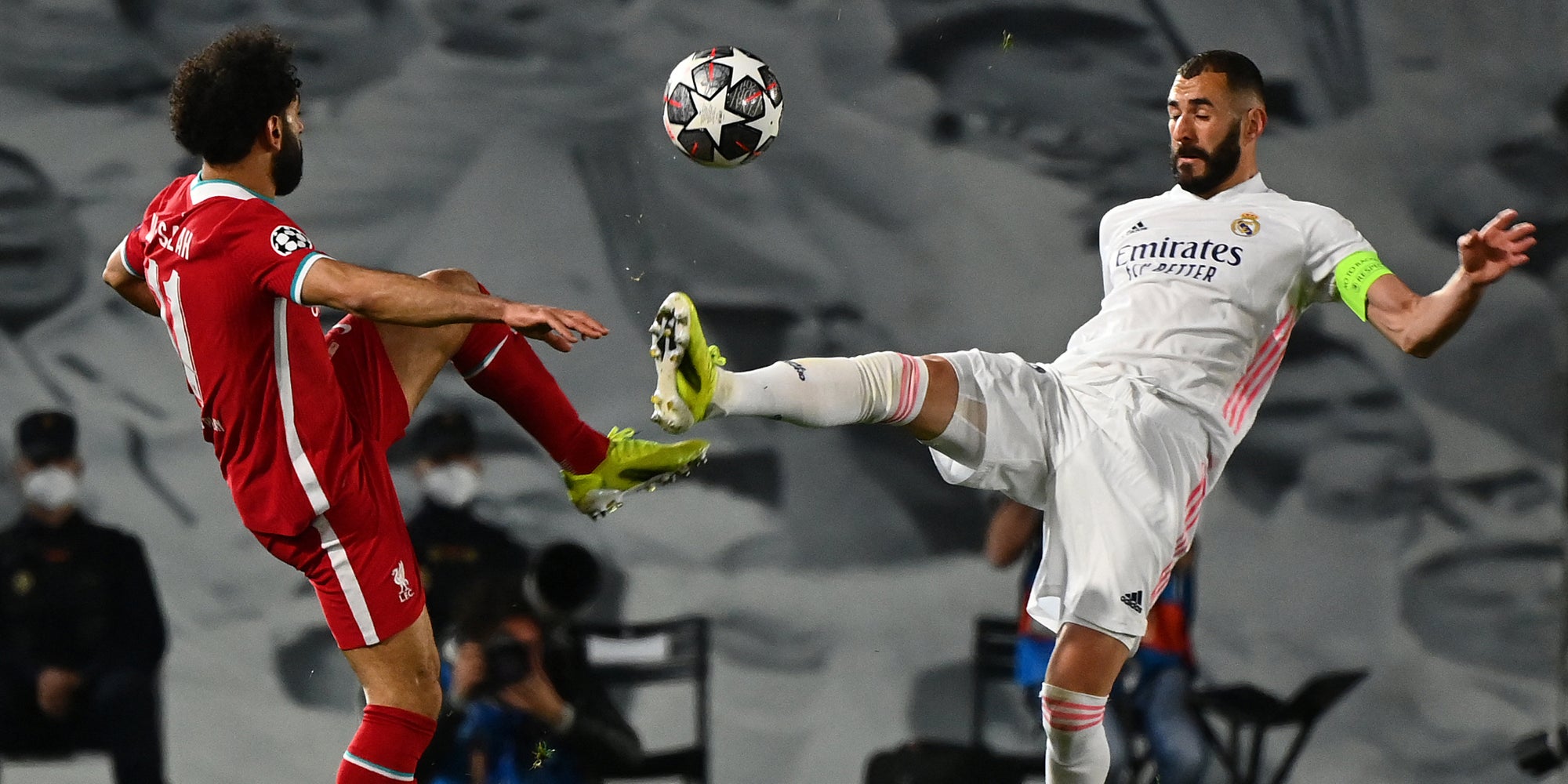 Salah et Benzema au duel lors de Real Madrid-Liverpool en Ligue des Champions, le 6 avril 2021 à Madrid, Espagne