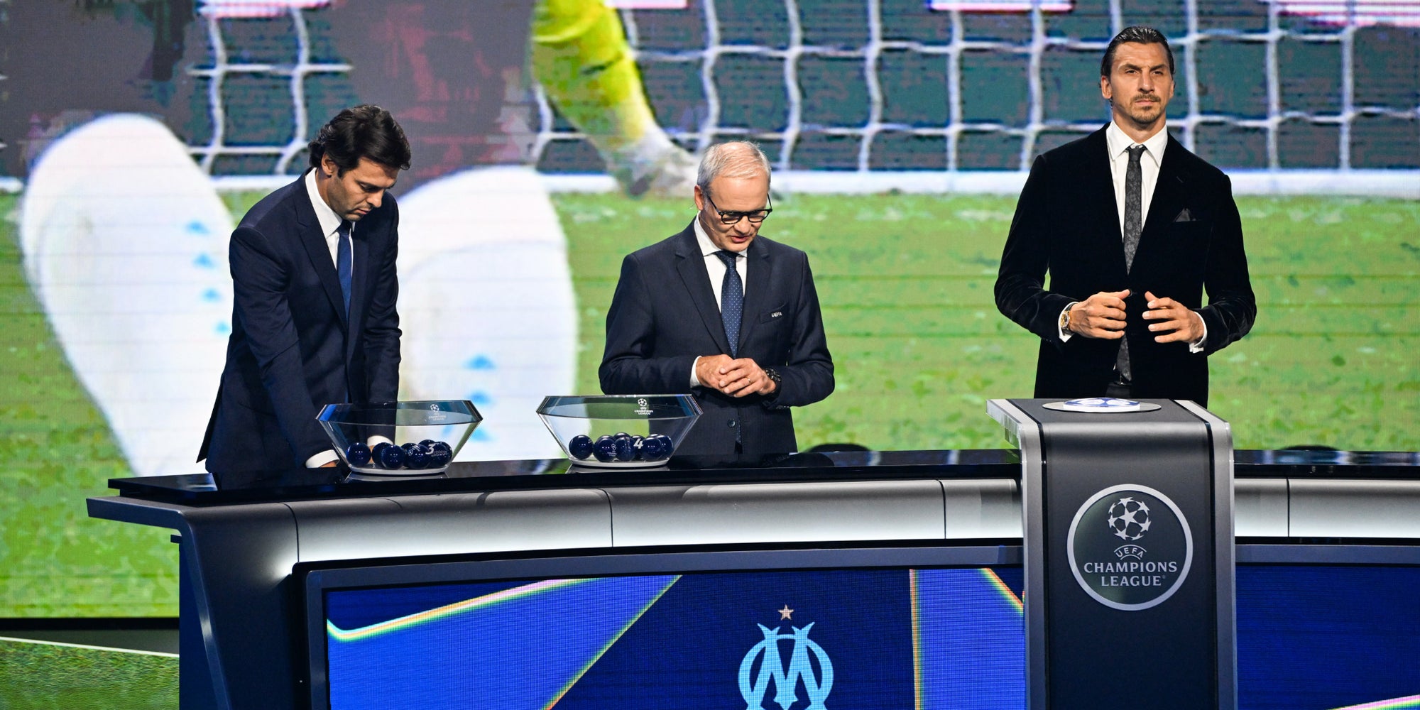 Kaka et Zlatan Ibrahimovic lors du tirage au sort de la phase de ligue de l'UEFA Champions League au Grimaldi Forum, le 28 août 2025 à Monaco.