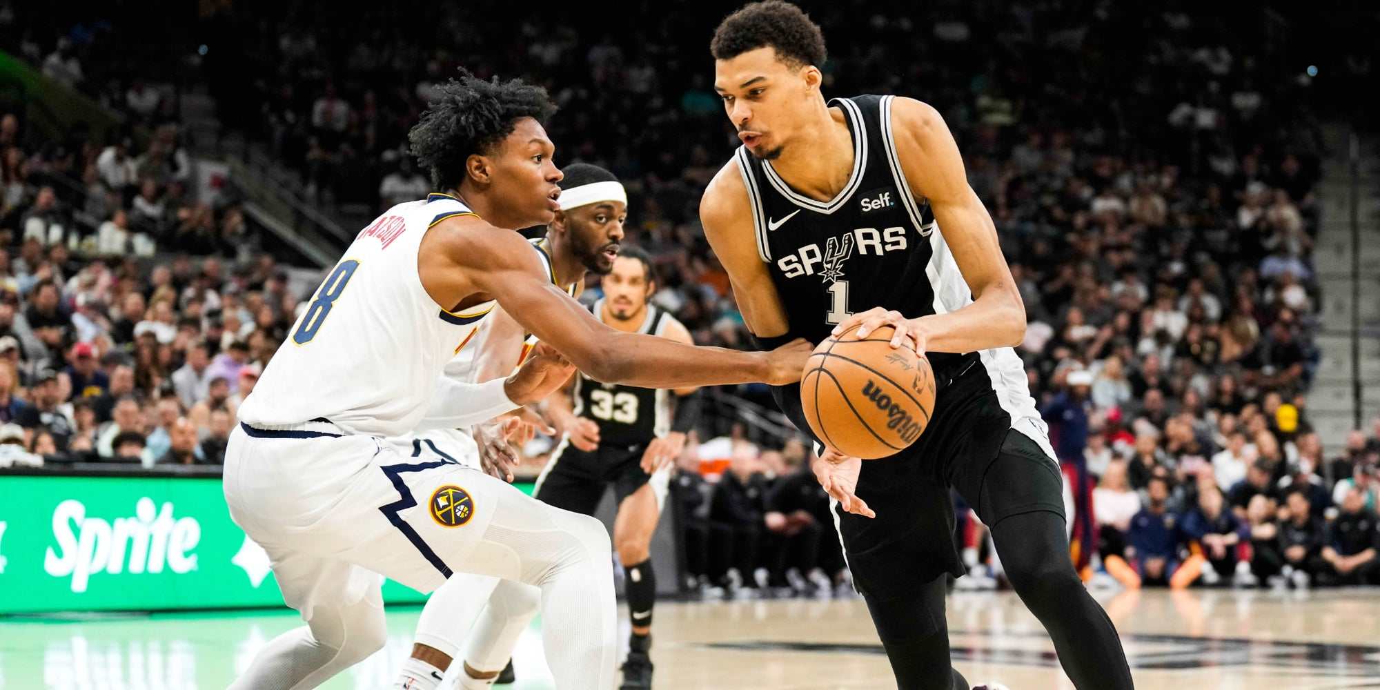 Victor Wembanyama lors d'un match entre les San Antonio Spurs et les Denver Nuggets, le 12 avril 2024 au Frost Bank Center (San Antonio).
