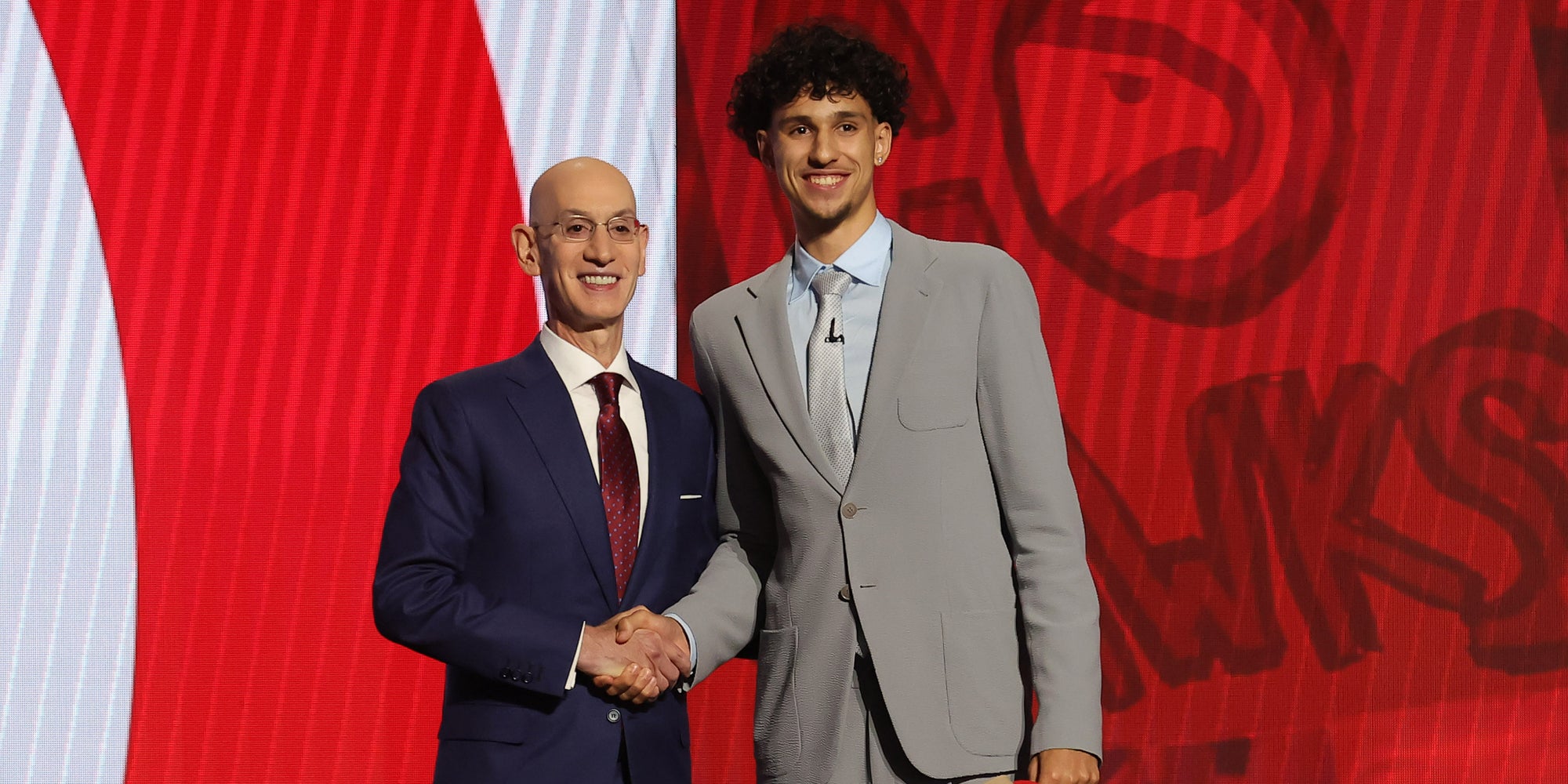 Le Français Zaccharie Risacher aux côtés d'Adam Silver, commissioner de la NBA, lors de la Draft 2024, le 26 juin à Brooklyn (New York).