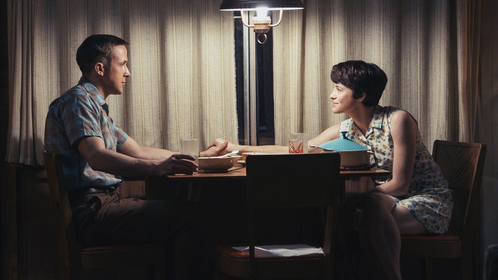 Ryan Gosling (Neil Armstrong) et Claire Foy (Janet Armstrong), dans "First Man" de Damien Chazelle. Ryan Gosling (Neil Armstrong) et Claire Foy (Janet Armstrong), dans "First Man" de Damien Chazelle.