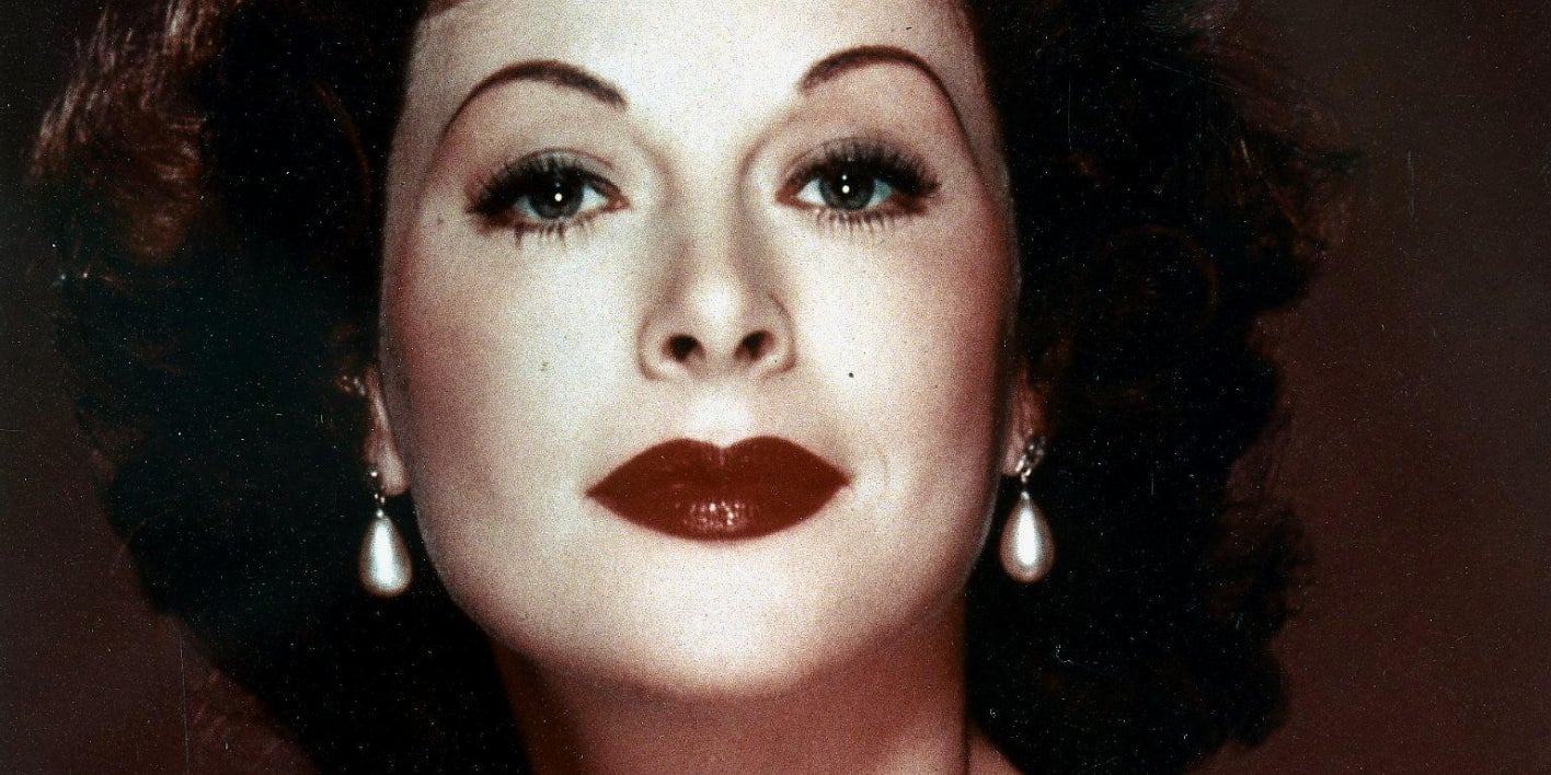 Hedy Lamarr a été reconnue pour ses travaux de recherche scientifique, qui ont abouti à la technologie de communication sans fil.