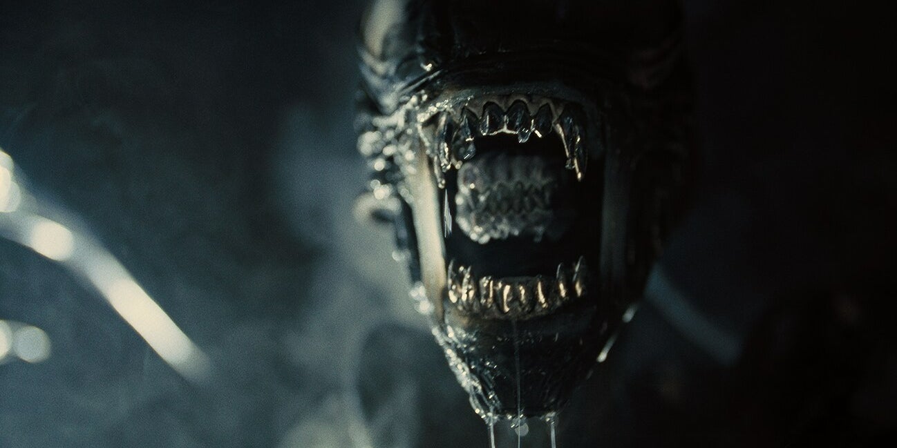 Le film signe le retour de la saga vers l'horreur en huis clos des premiers opus.