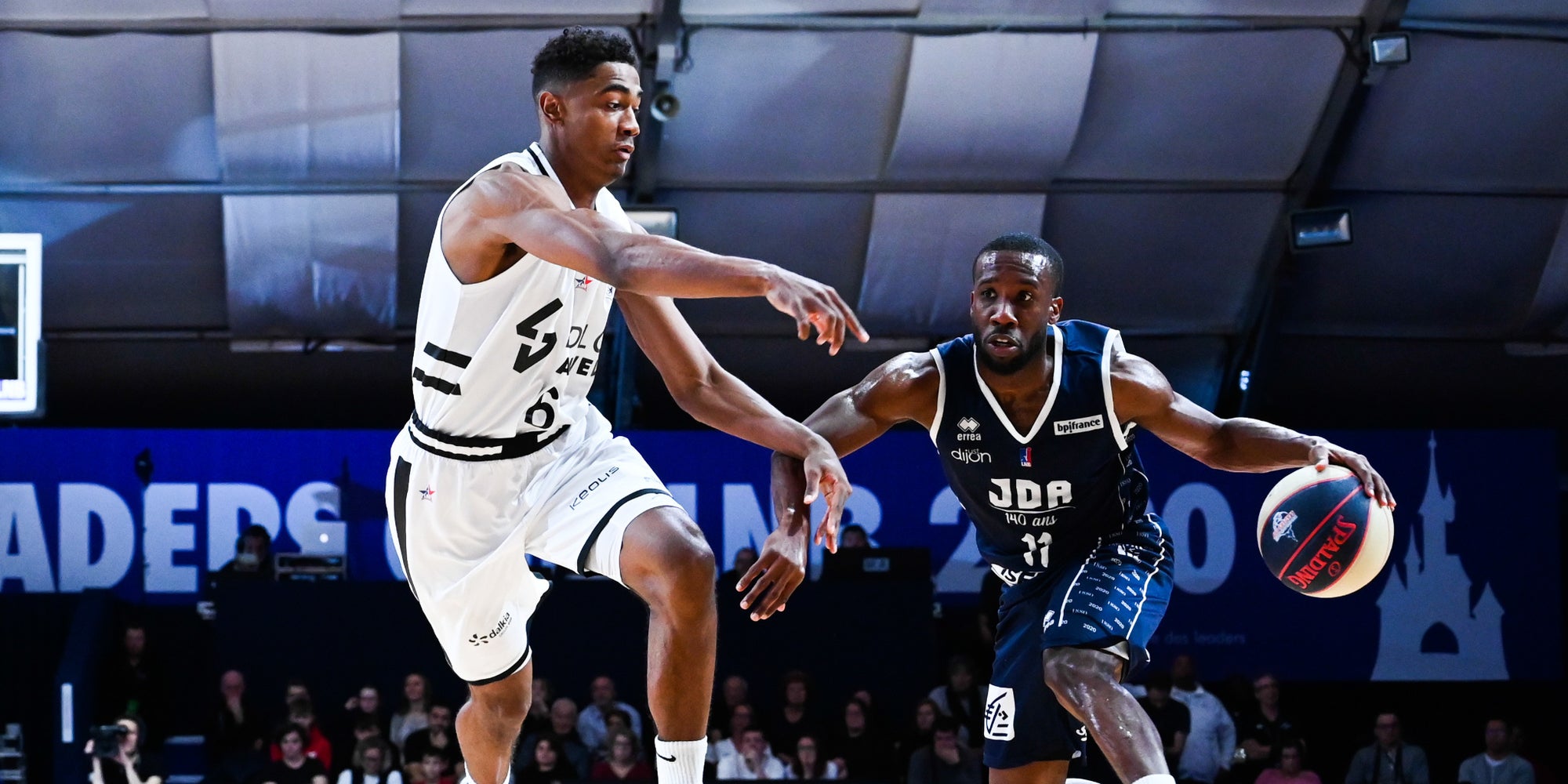 David Holston (ici à droite, en finale de la Leaders Cup face à l'ASVEL, le 16 février 2020) réussira-t-il à mener Dijon jusque dans le Final 8 de la Basketball Champions League ?
