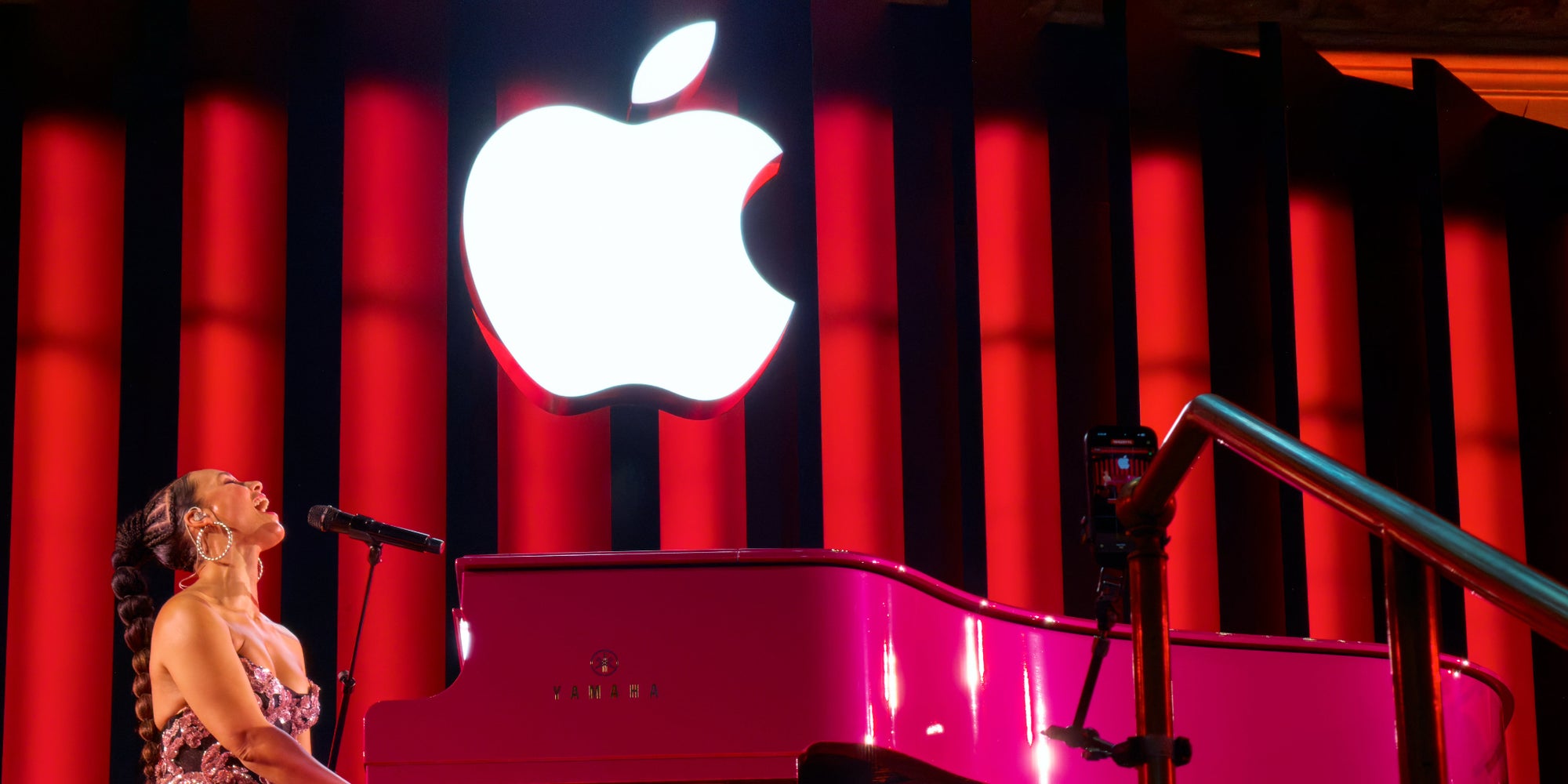 Alicia Keys ouvre les célébrations du 50ᵉ anniversaire d’Apple avec un concert au sommet du mythique escalier de Grand Central Terminal (New York).