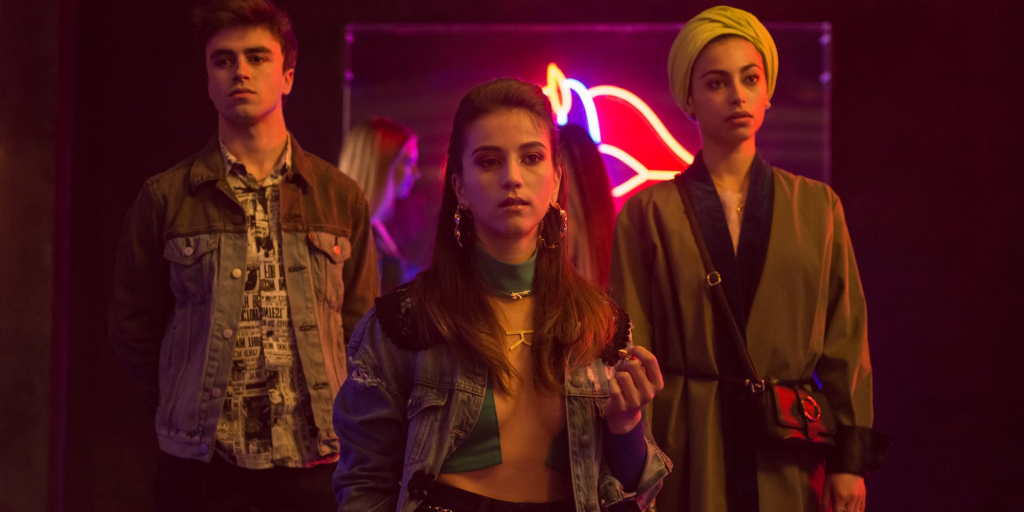 Itzan Escamilla (Samuel), Claudia Salas (Rebeca) et Mina El Hammani (Nadia) dans la saison 2 d'Élite.