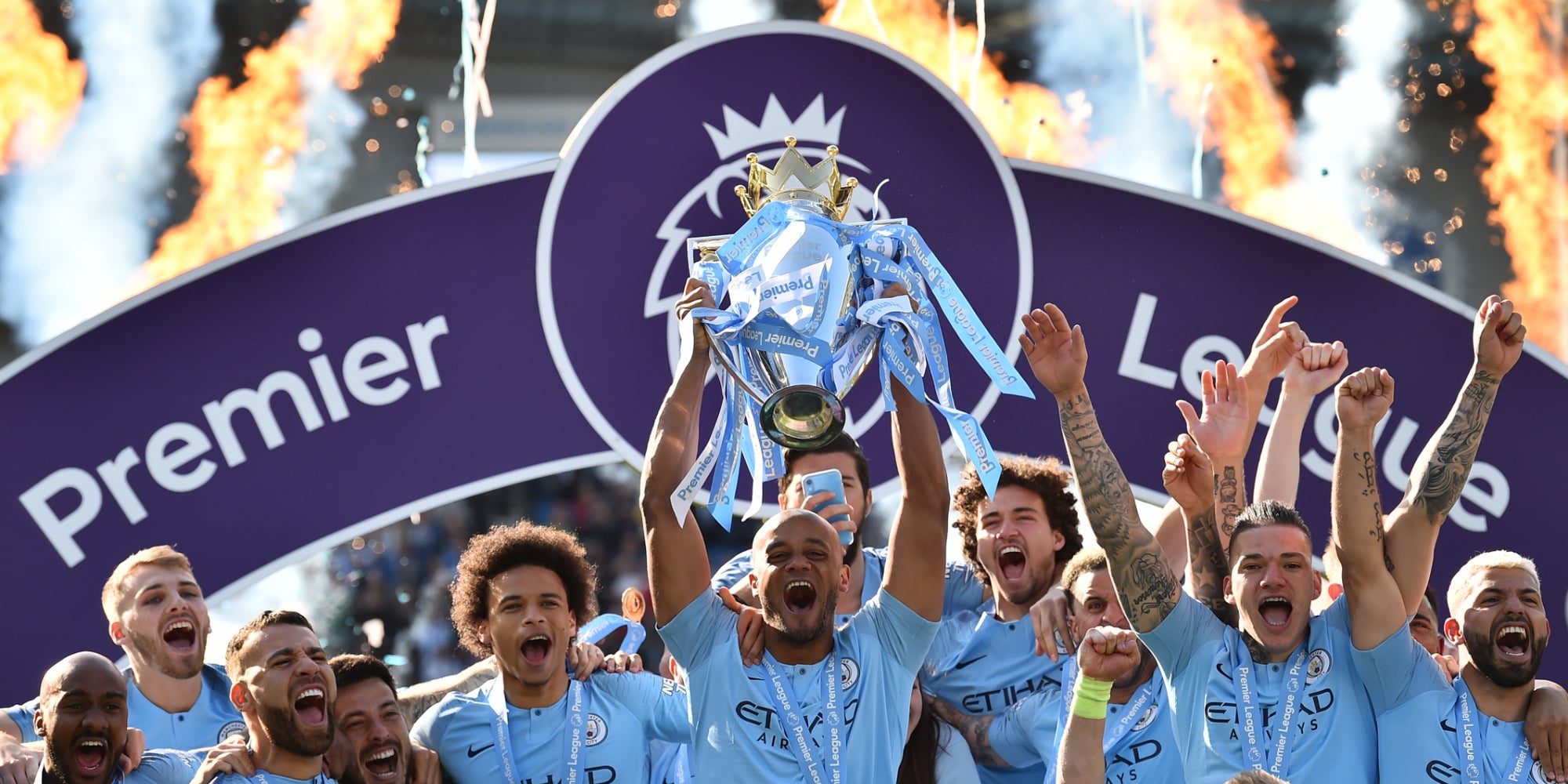 Vincent Kompany soulève le trophée de la Premier League pour la seconde fois de suite avec Manchester City