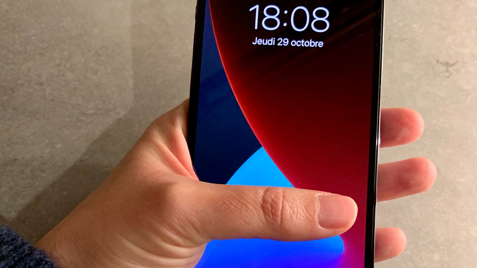 L'iPhone 12 Pro offre une tenue agréable, s'utilisant parfaitement à une seule main.