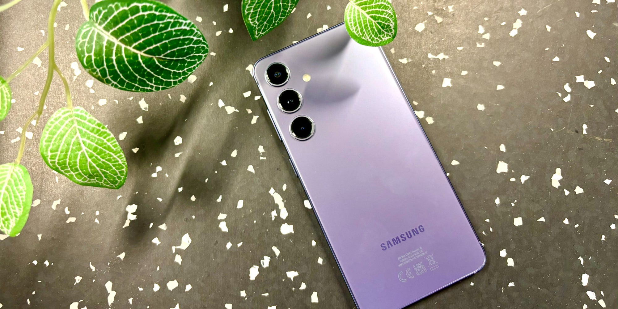 Le Galaxy S24 de Samsung dans son coloris Indigo.