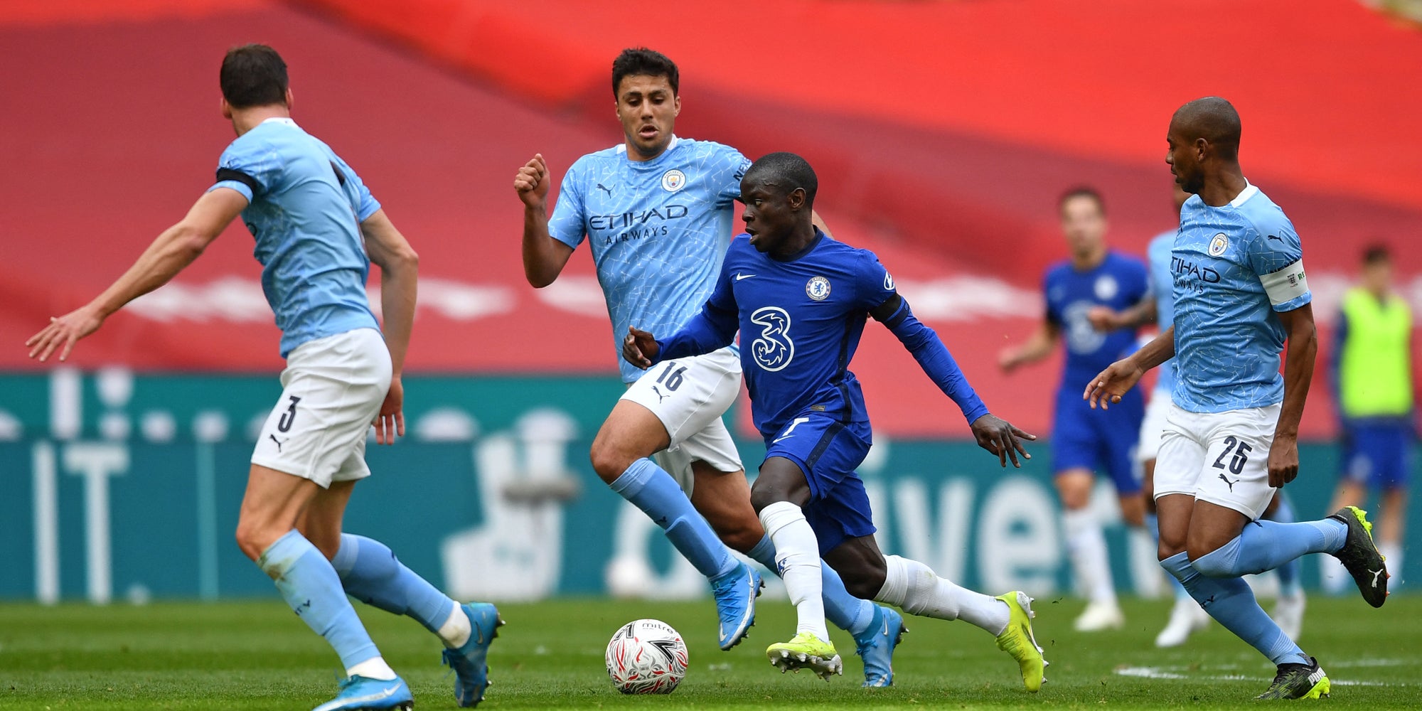 Kanté de Chelsea au milieu de la défense de Manchester City, lors du match de FA Cup disputé à Wembley, Londres, le 17 avril 2021