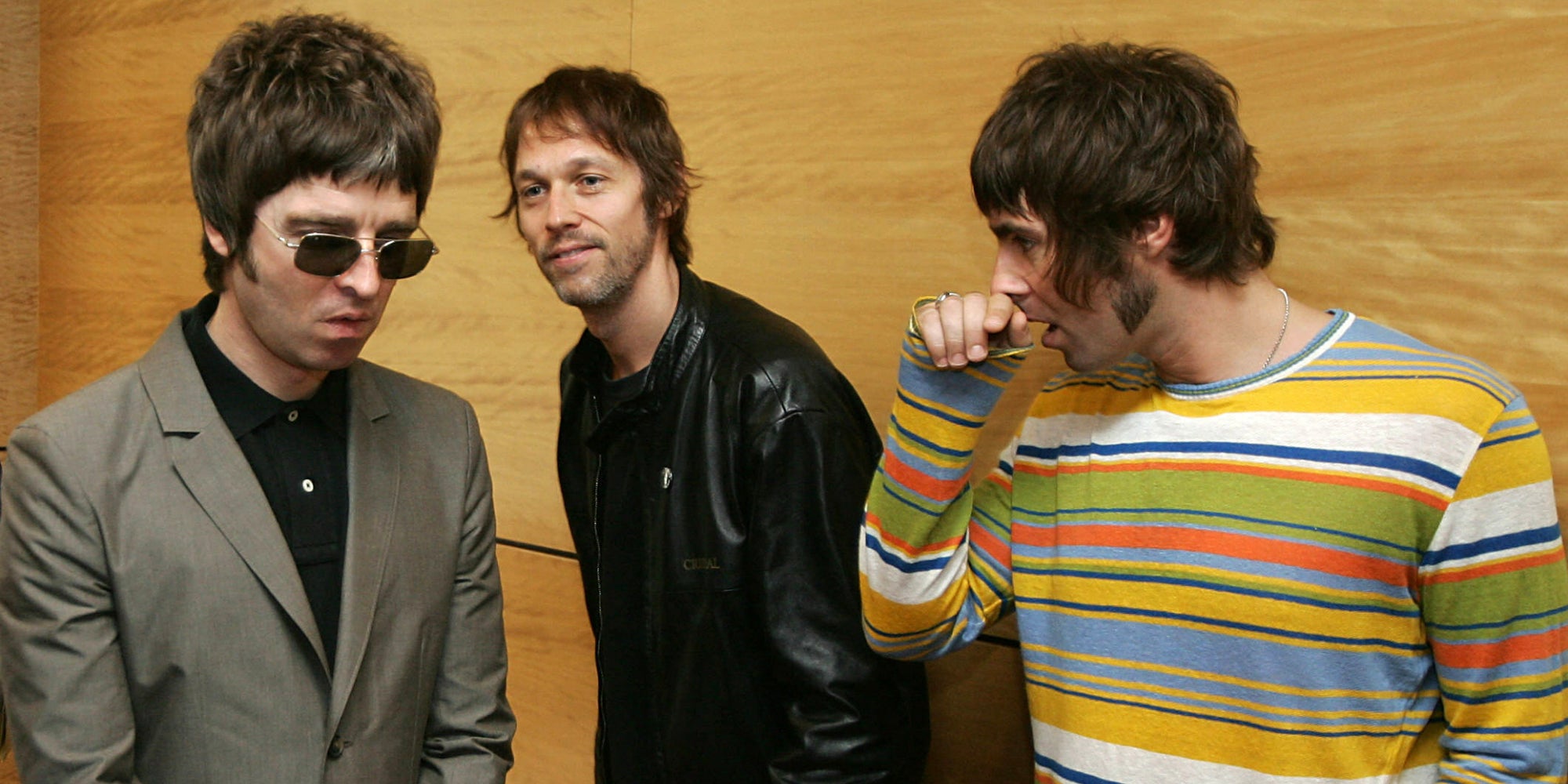 Noel Gallagher, Andy Bell et Liam Gallagher lors d'une séance photo à Hong Kong, le 25 février 2006.